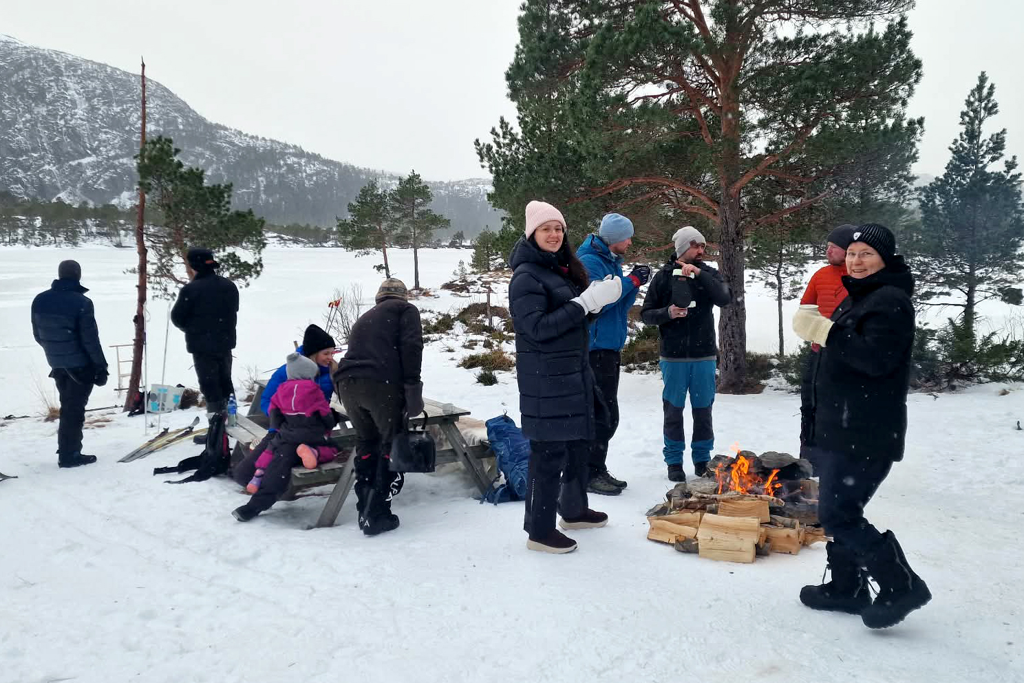 Folk koste seg rundt bålet ved gapahuken.