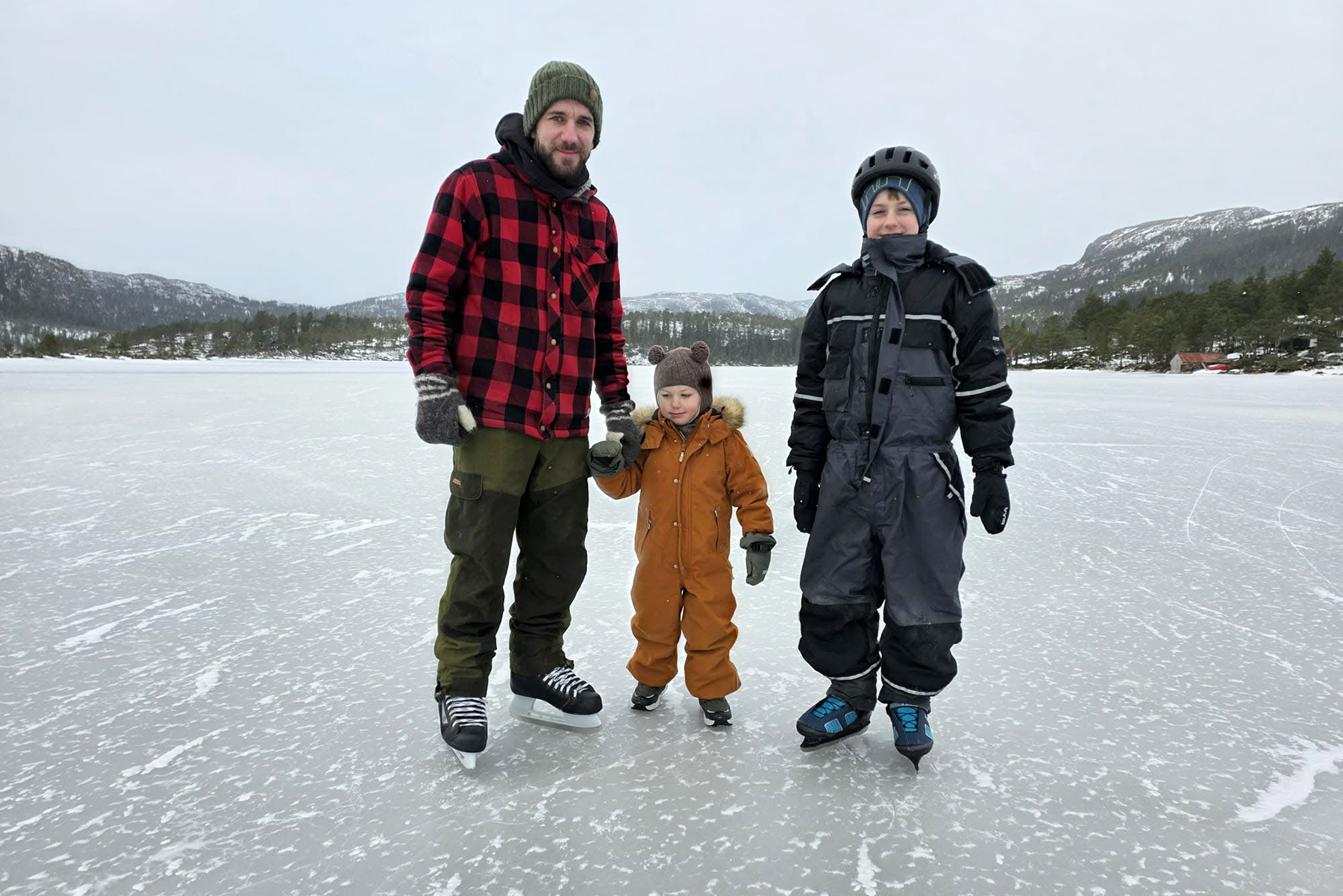 Jørgen Tausvik med Gustav og Jakob. Skøytetur på Storvatnet var moro for både store og små, og det var også litt artig at pappa var med ut på skøyter.