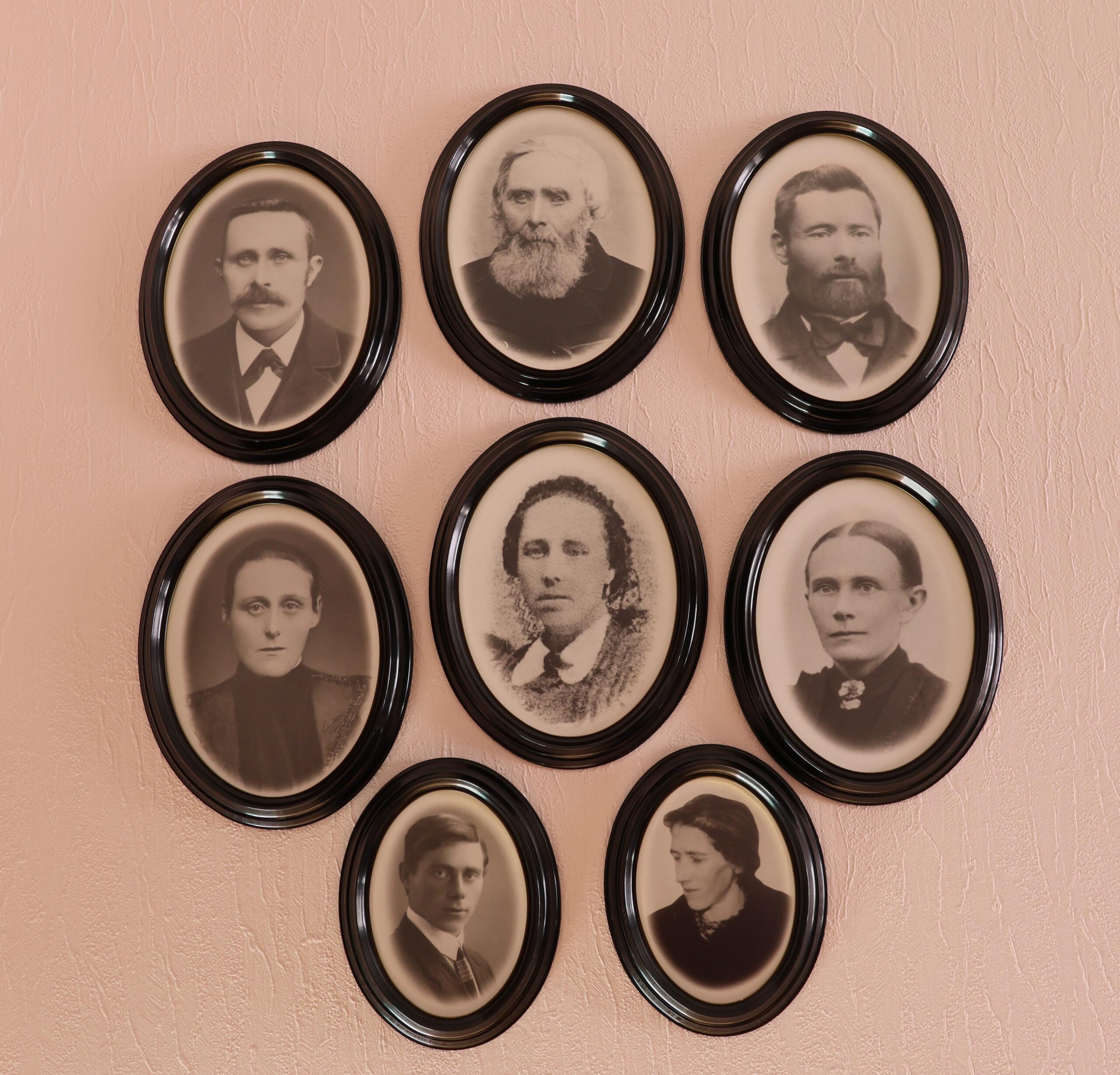Heime på stueveggen har Waldemar bilete av foreldra (nedst), oldeforeldra (ytst på kvar side) og tippoldeforeldra (i midten) sine.