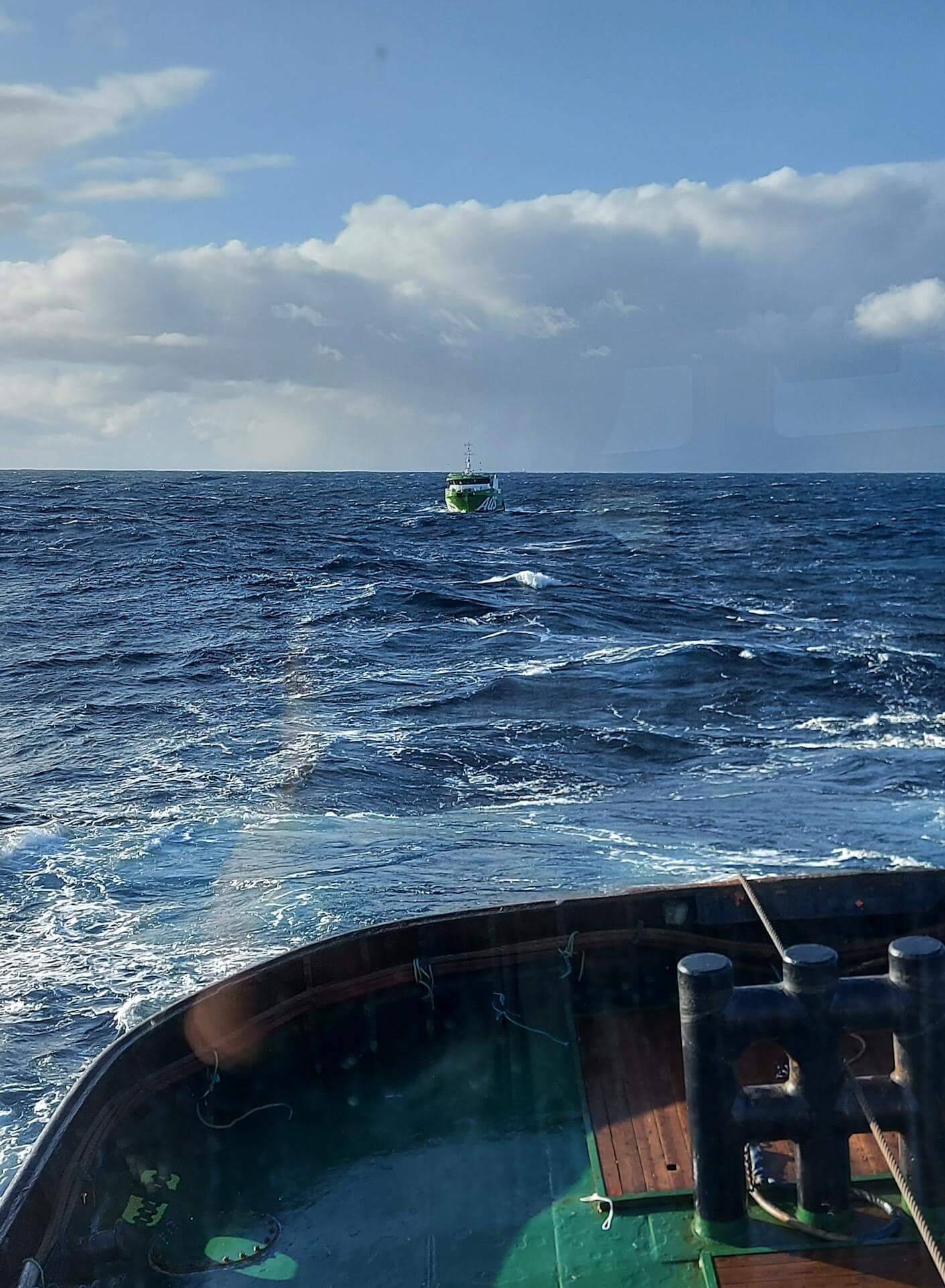Endelig er AQS Tor under slep. Den gr&oslash;nne b&aring;ten har n&aelig;rmest blitt kjendis de siste timene, og har v&aelig;rt &aring; se i alle medier. (Foto: Stadt Sl&oslash;v&aring;g/Stadt sj&oslash;transport)