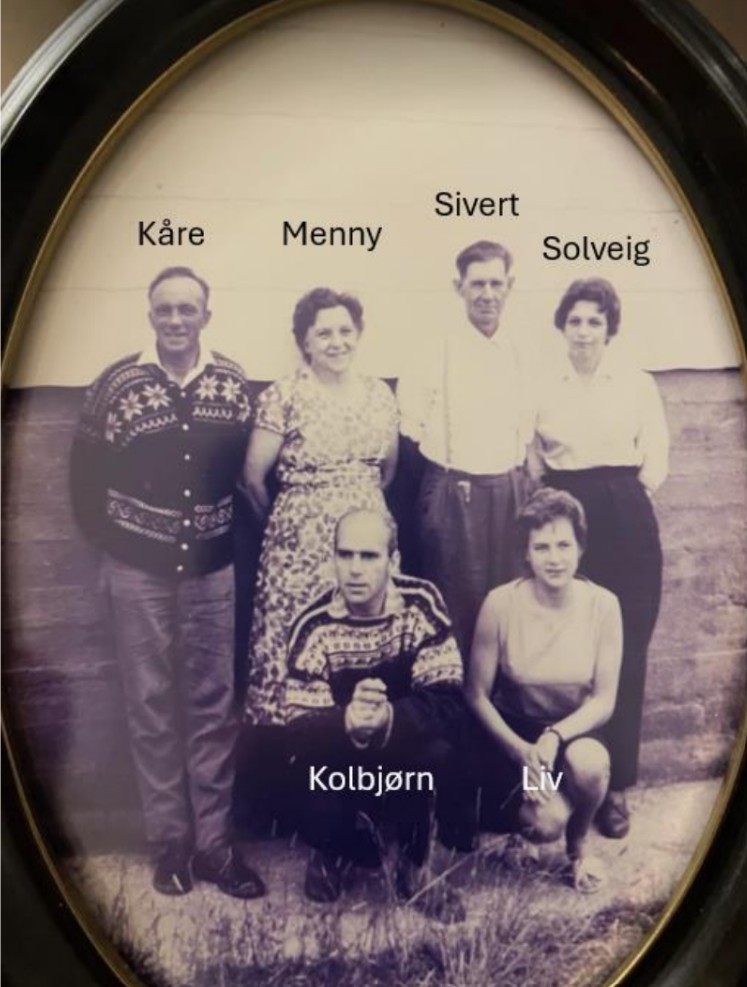 Familien samlet, foran Kolbj&oslash;rn og Liv. Bak fra venstre: K&aring;re, Menny, Sivert og Solveig. (Foto: Privat)
