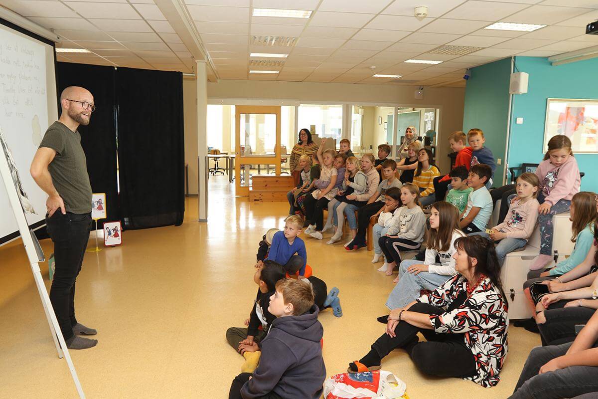 Forfatter Vegard Markhus fikk med seg ungene p&aring; &aring; skape figuren Bowlingkulesnurr H&aring;gensen.