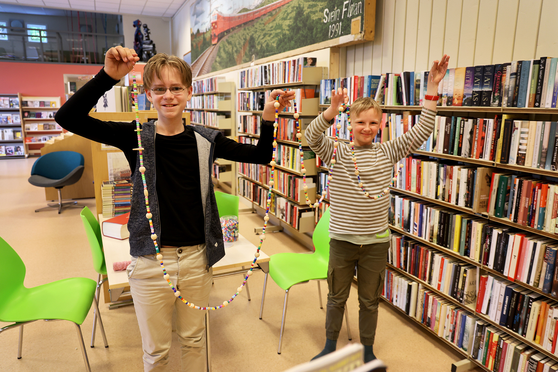Isak (12) og Even (12) viser fram resultatene: over 7200 perler, hvor hver perle representerer 100 leste boksider. Og det siden 1. juni. (Foto: Ove Magne Ribsskog)