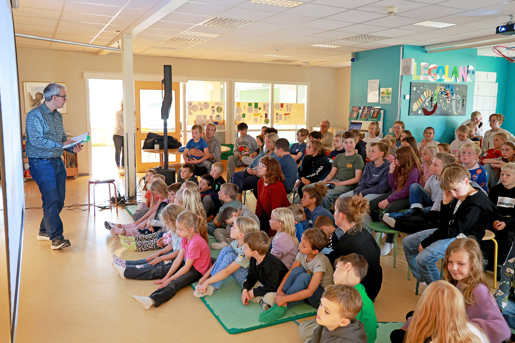 Endre Lund Eriksen leste fra boka "Noras ark", ikke helt ulik "Noahs ark", under Sommerles-festen på Lauvsnes skole.