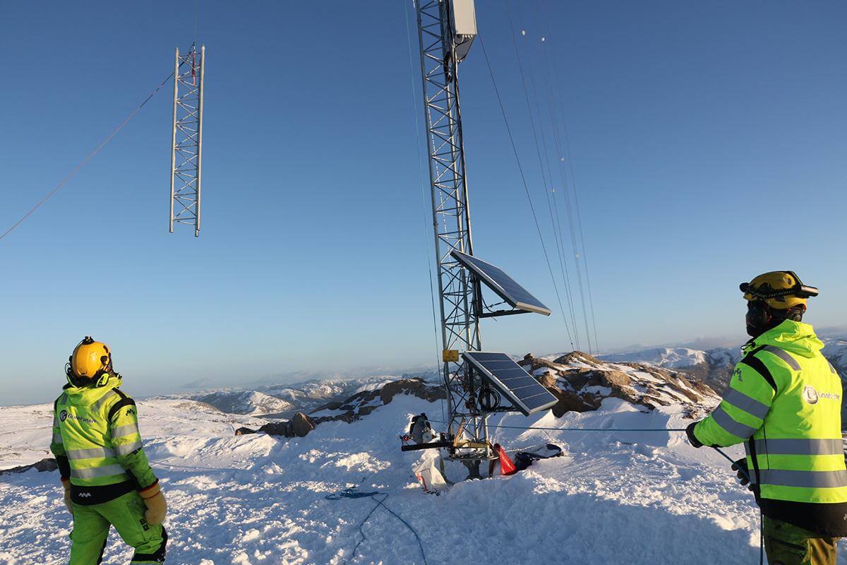 Ei av fem målemaster under montering.