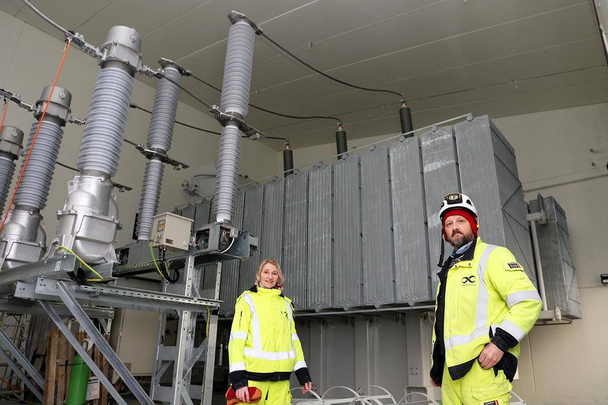 Trafoen er hjernen i vindkraftverket. Hanne Louise Moe og Bjørn Vatnan viser oss rundt.