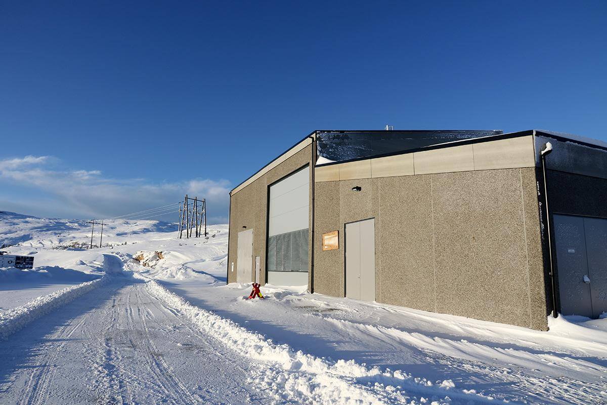 Denne trafostasjonen i Sørmarkfjellet vindkraftverk mistet strømmen i uværet. (Arkivbilde)