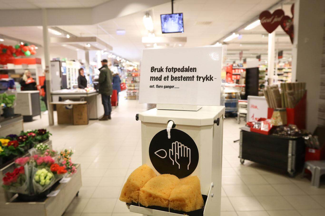 Folk er blitt vant til spritdispenseren og den brukes av alle.