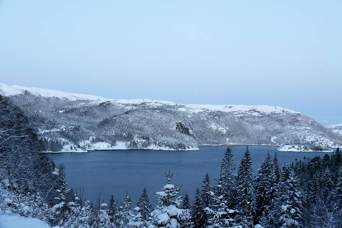 B&aring;tlastene vil ankomme kaia i Hestvika, midt i bildet, og transporteres opp p&aring; fjellet. Dette bildet ble tatt i februar mens den enn&aring; l&aring; sn&oslash;.
