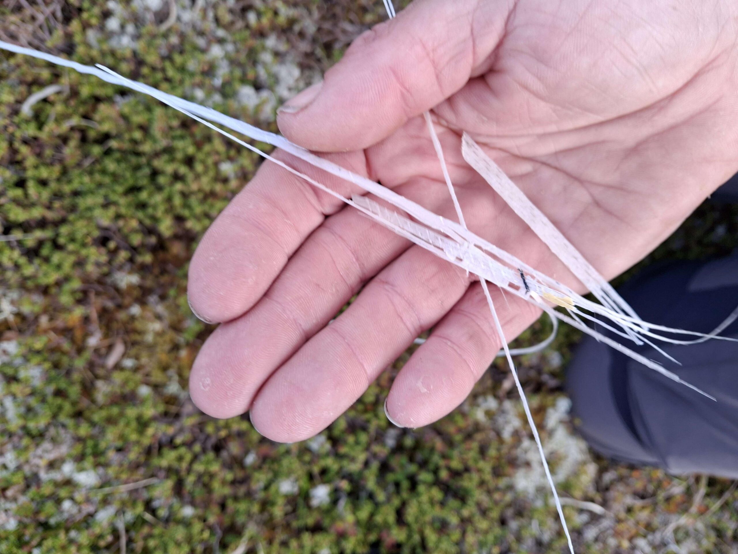 Raine &Oslash;rsnes er bekymret for hvor mange biter glassfiber som kan ha bl&aring;st siden havariet i januar og mars. (Foto: Privat)