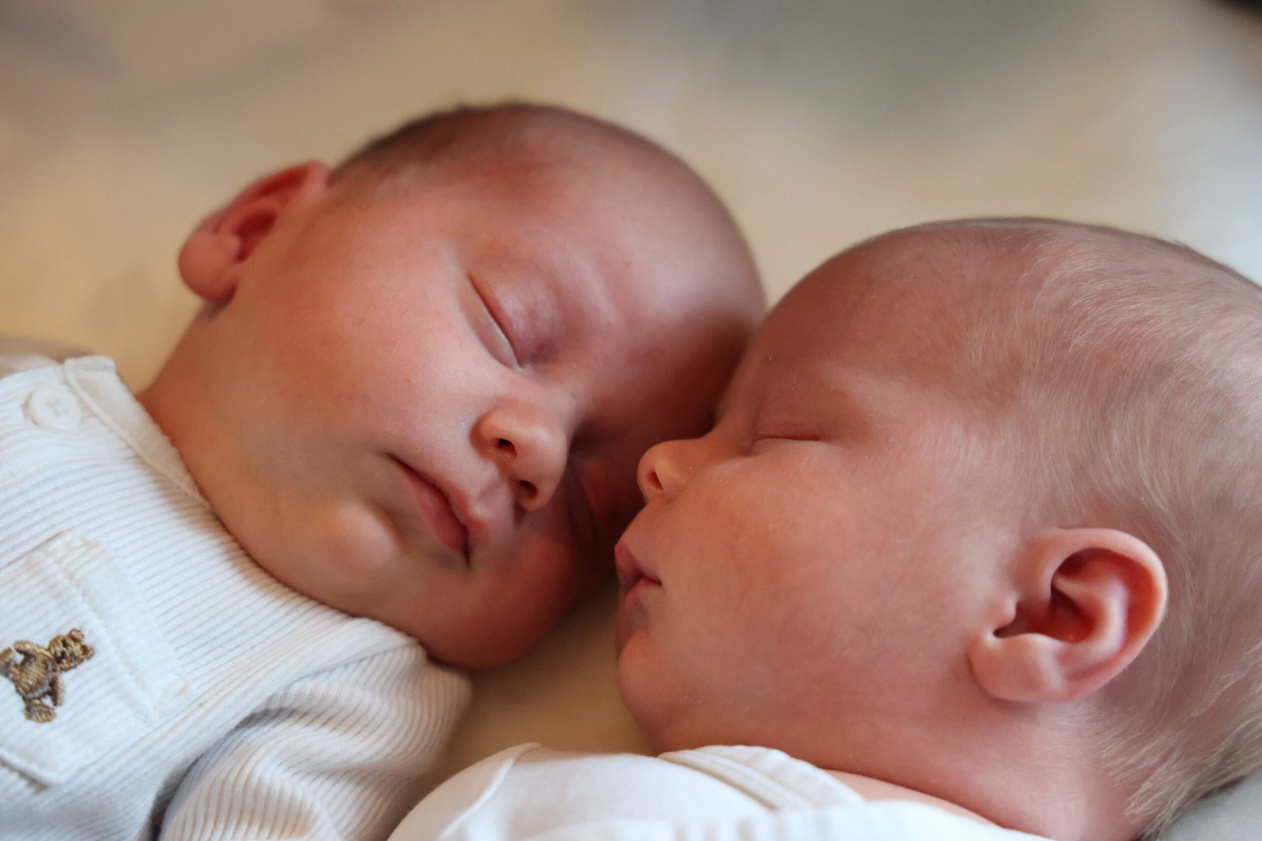 Speilbilder? Foreldrene ser noen likhetstrekk hos de to s&oslash;skenbarna Edvin (til venstre) og Henrik. 