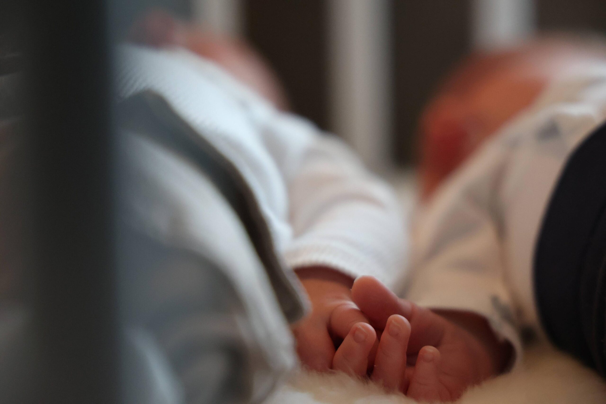 Rett som det er finner Henrik og Edvin hendene til hverandre - vennskapet startet fra dag &eacute;n. 