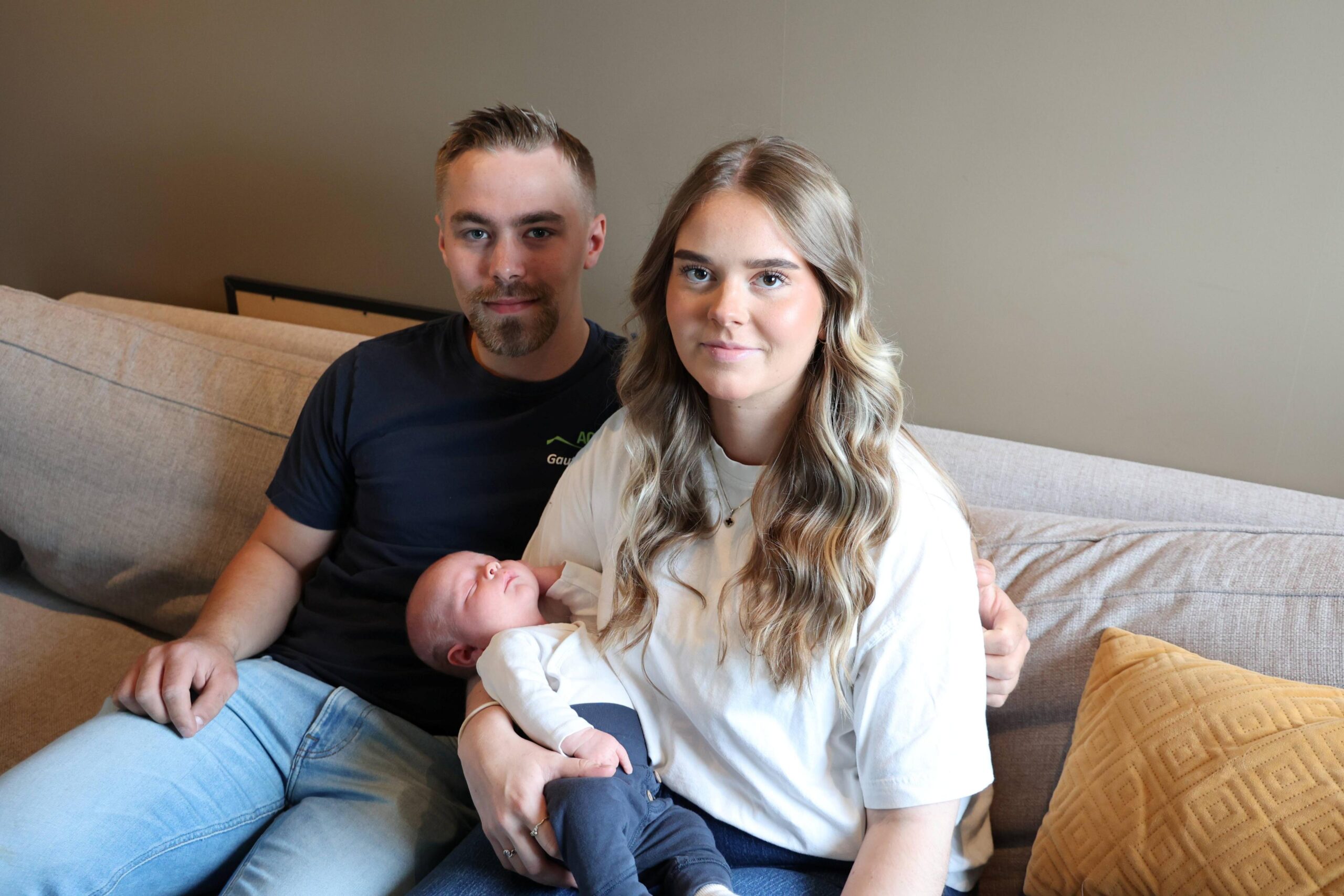 Gaute Kasseth R&oslash;sten og Vida Hunnestad er glade for at lille Henrik skal f&aring; vokse opp i Flatanger.