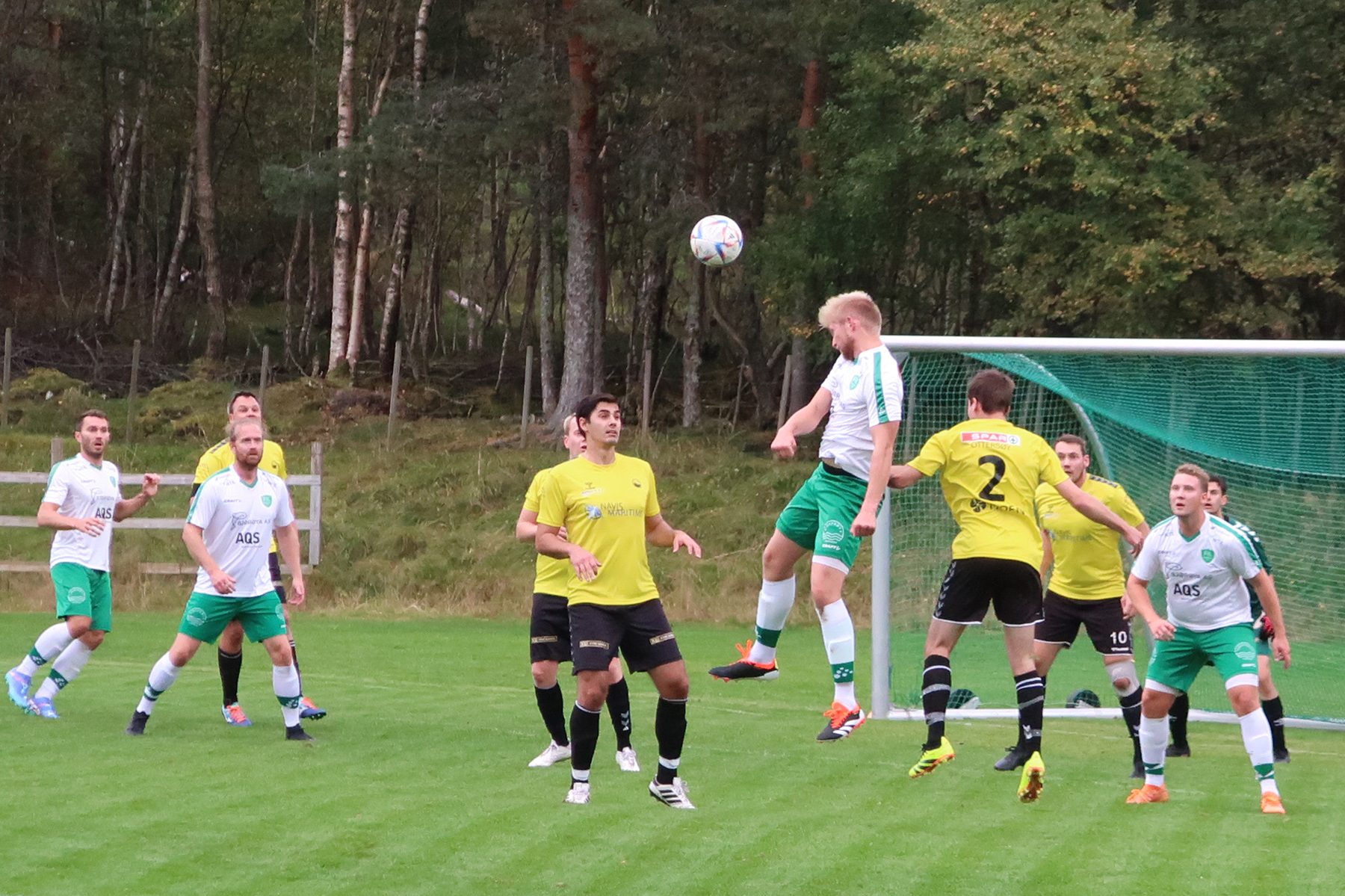 Simon Stamnes H&aring;gensen h&oslash;yt oppe foran Kolvereids m&aring;l. 