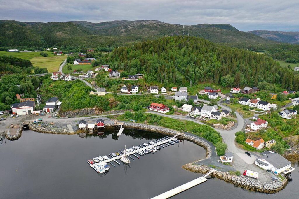Bildet er tatt en sommerdag, men det viser veien fra Statland Mek. i retning butikken, og den knappe svingen opp til venstre hvor semitraileren ble st&aring;ende. (Arkivbilde)