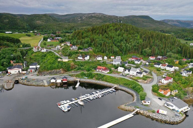 Bildet er tatt en sommerdag, men det viser veien fra Statland Mek. i retning butikken, og den knappe svingen opp til venstre hvor semitraileren ble st&aring;ende. (Arkivbilde)