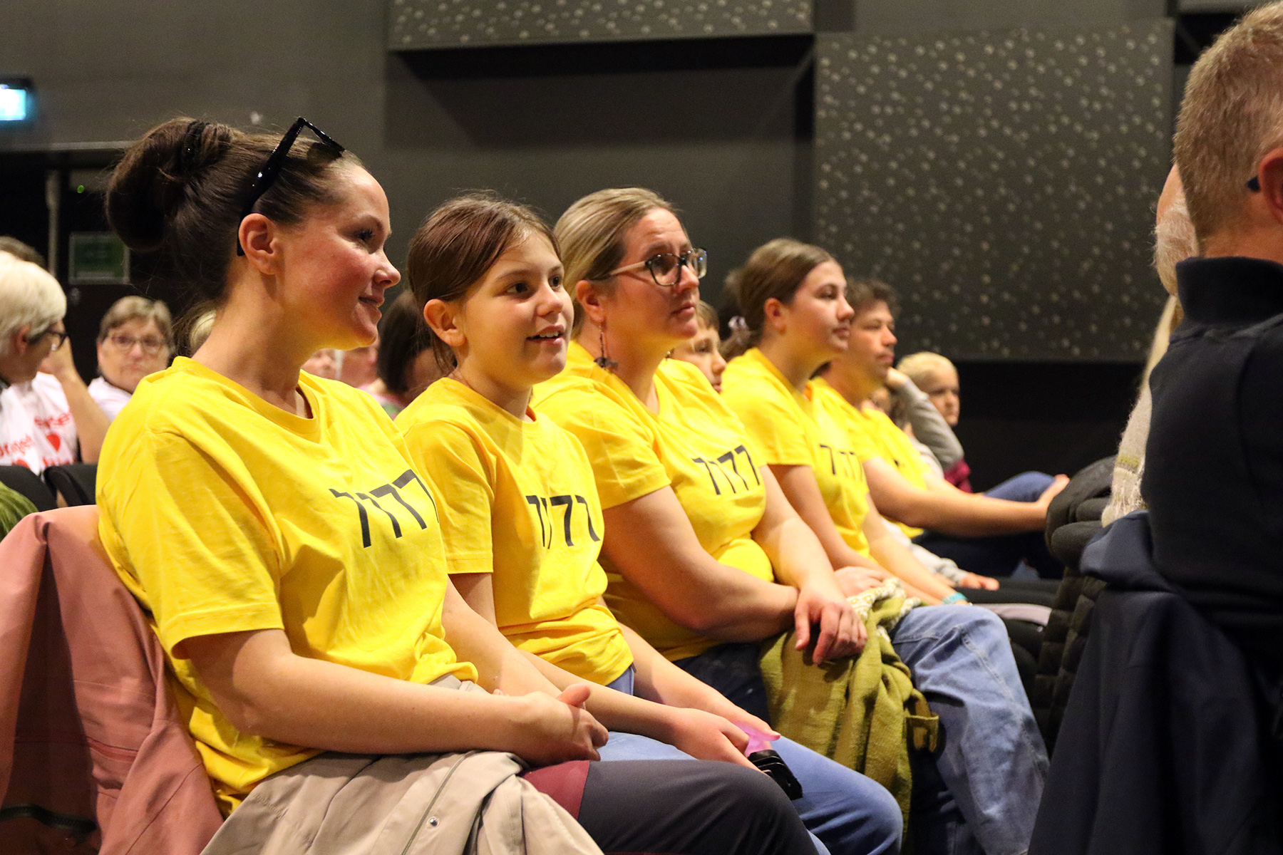 - Veldig bra, sier Elvine H&aring;gensen Langstrand i 5. klasse om vedtaket. Hun fulgte hele kommunestyrem&oslash;tet, men syntes det tok litt lang tid f&oslash;r det ble avstemning. Til venstre mor Camilla H&aring;gensen Woll.