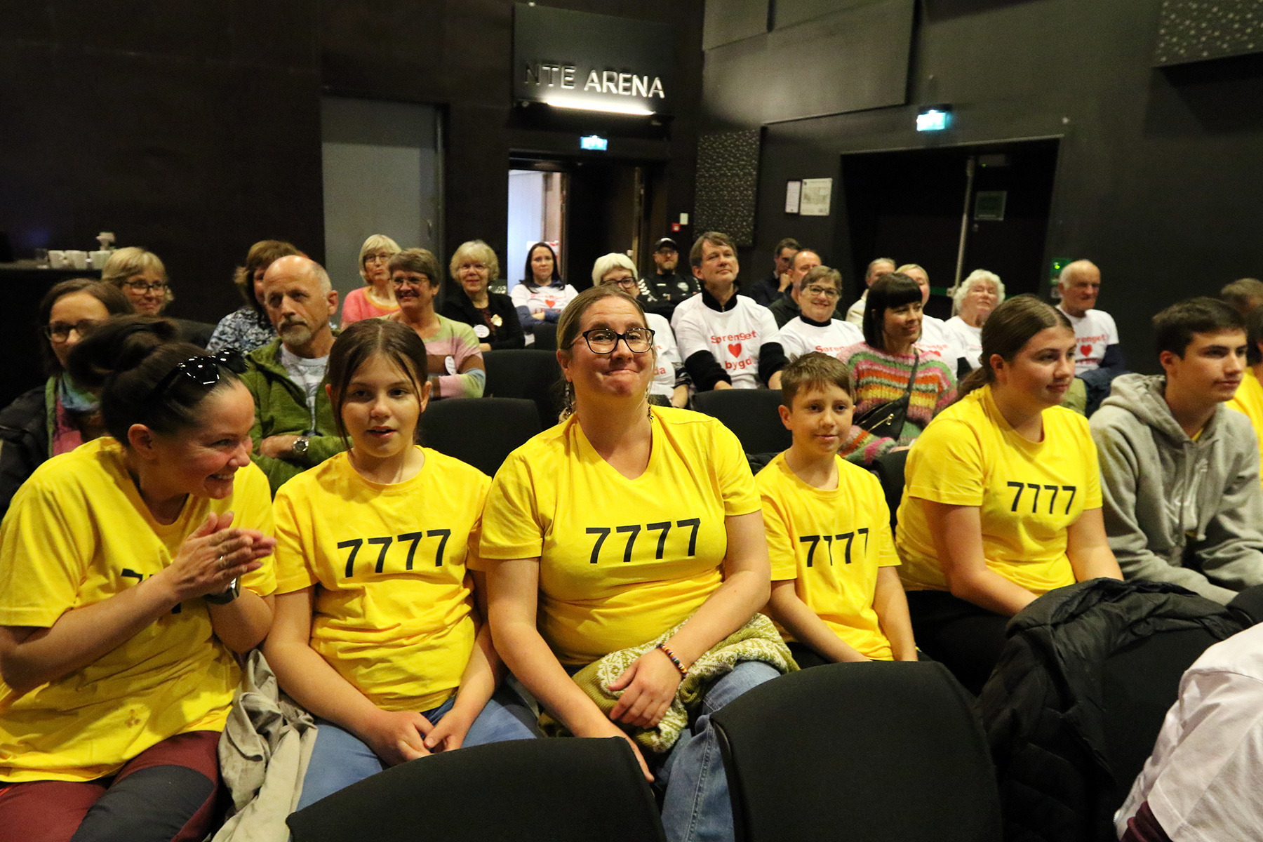 Applaus var ikke tillatt, men Camilla H&aring;gensen Woll dristet seg til en stille applaus da ordf&oslash;reren klubbet vedtaket. Videre fra venstre: Elvine H&aring;gensen Langstrand, Annette Skjengen, Brage, V&aring;r og Odin Skjengen-H&aring;gensen.