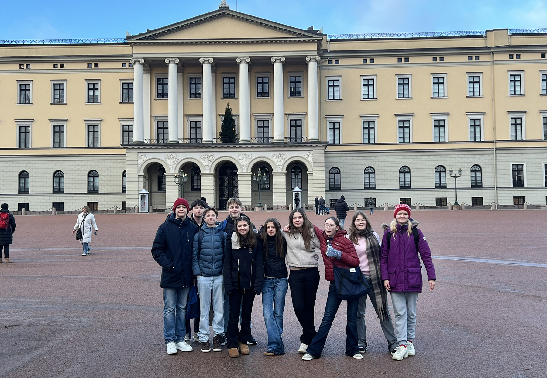 Elevene fra Statland på Slottsplassen, fra venstre: Liander, Isak, Brage, Andreas, Malin, Eline, Elvine, Annelin, Emilie og Amanda. (Foto: Privat)
