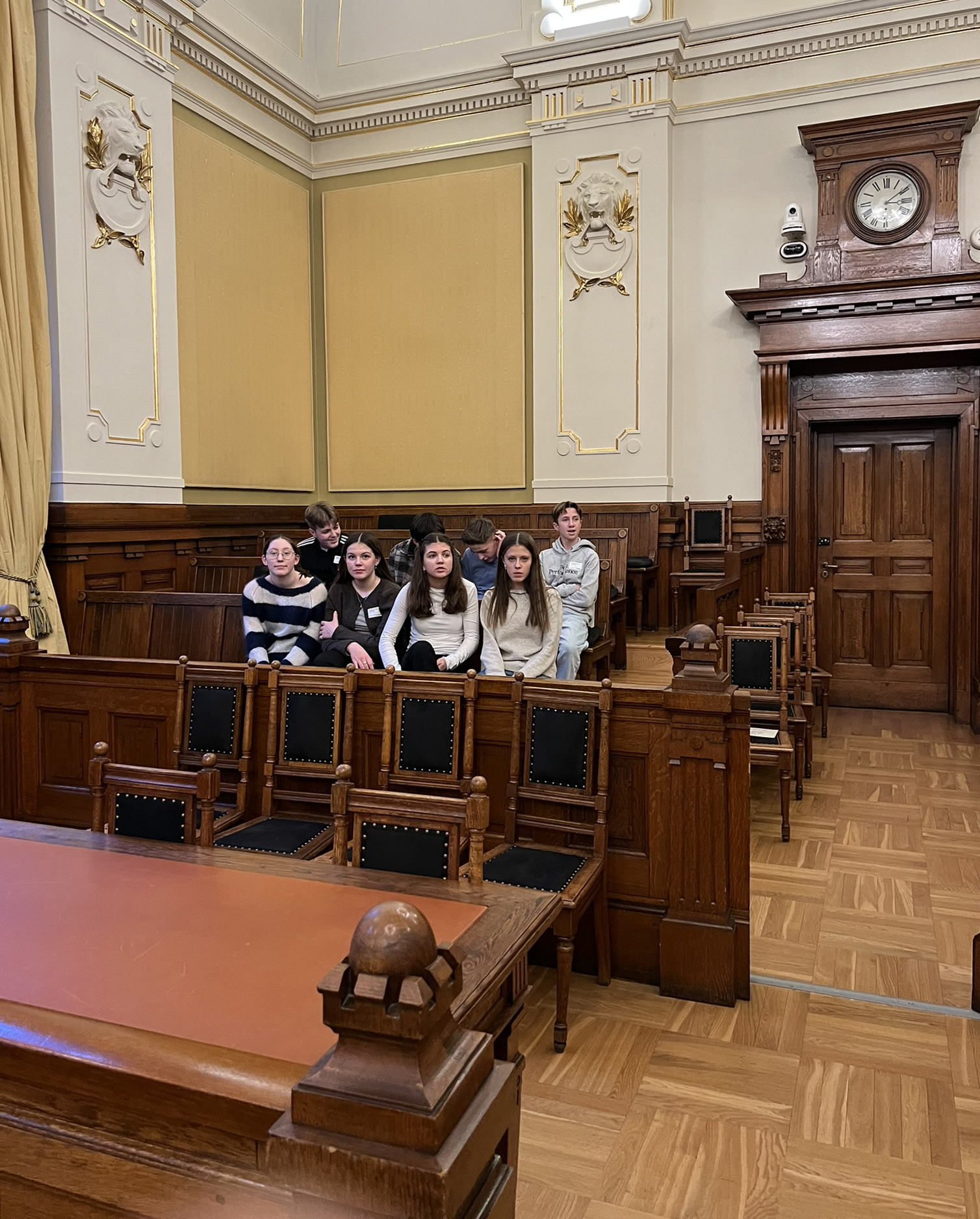 Elevene fikk prøve stolene på tilhørerplass i ærverdige Høyesterett. (Foto: Privat)