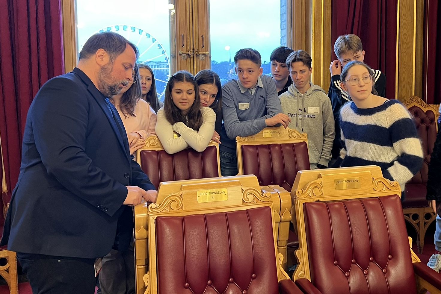 Hvis noen av elevene kommer på Stortinget, er det på ett av disse setene de skal ta plass. (Foto: Privat)