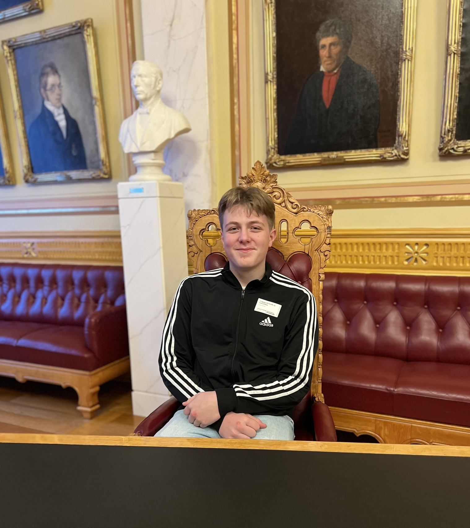 Andreas og de andre elevene fikk prøvesitte stolen som president Barack Obama brukte i 2009. (Foto: Privat)