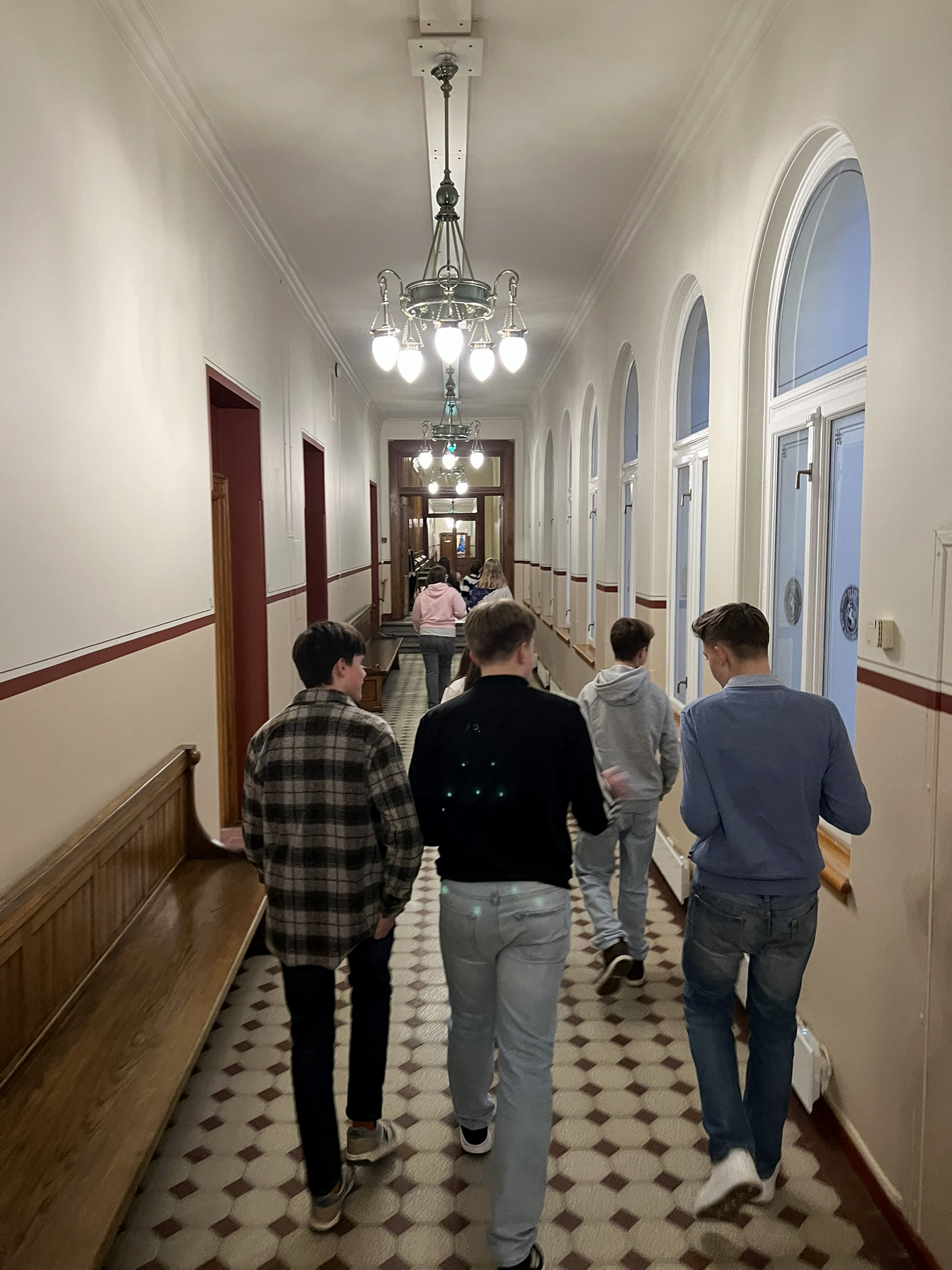 Elevene fra Statland vandrer i maktens korridor - i Høyesterett. (Foto: Privat)