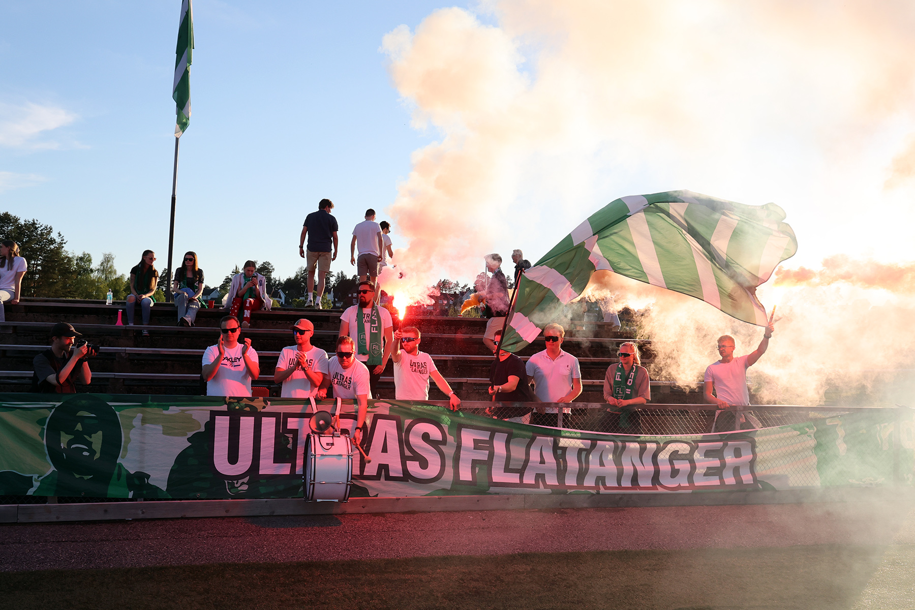 Ultras var på plass for å psyke ned Steinkjer og heie på Flatanger!