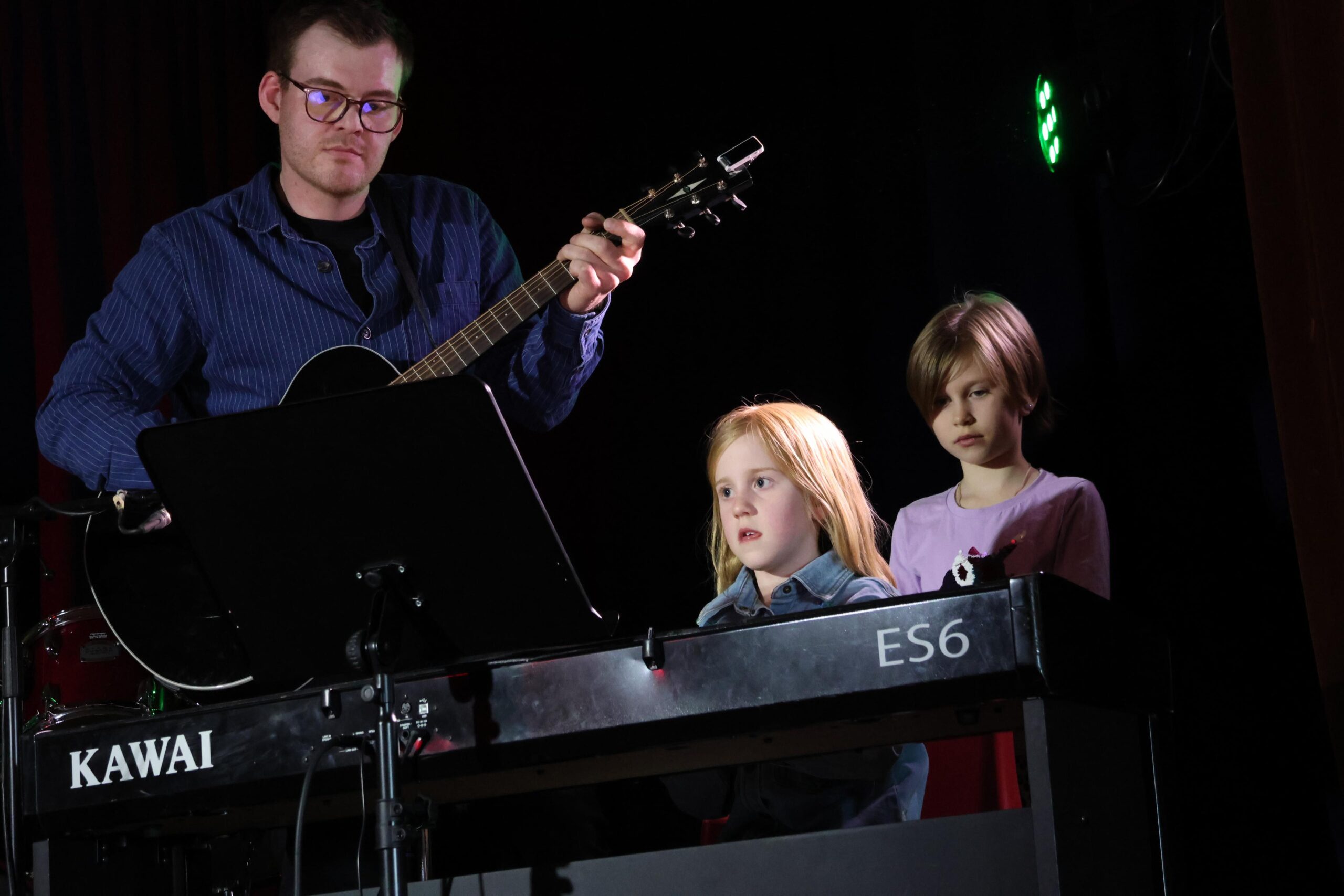 Stella og Liza baud på "Årets siste bad". Jonas Finanger var stødig akkompagnatør.