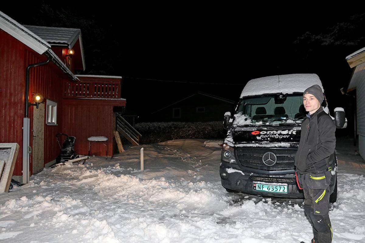 Garasjen til venstre ligger ikke langt unna huset der Stian Aagård lå og sov, og på gårdsplassen sto servicebilen han bruker i jobben.