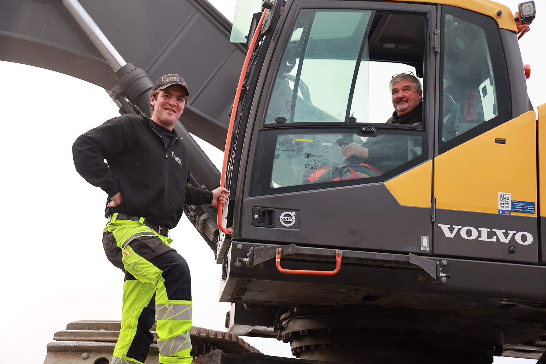 Theodor Devik (til venstre) hos Berre Entreprenør møtte mandag morgen for å begynne å kjøre stein for hovedentreprenør Letnes, der maskinfører Tore Kårvatn står for lessing av stein.