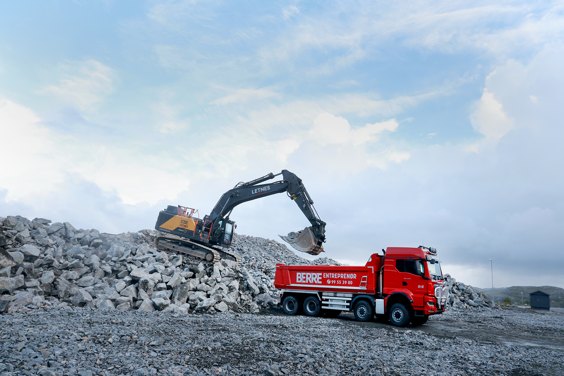 Stein hentes ut i Storlavika, og det trengs 3000 lastebillass med stein for å bygge Petrabakkan.
