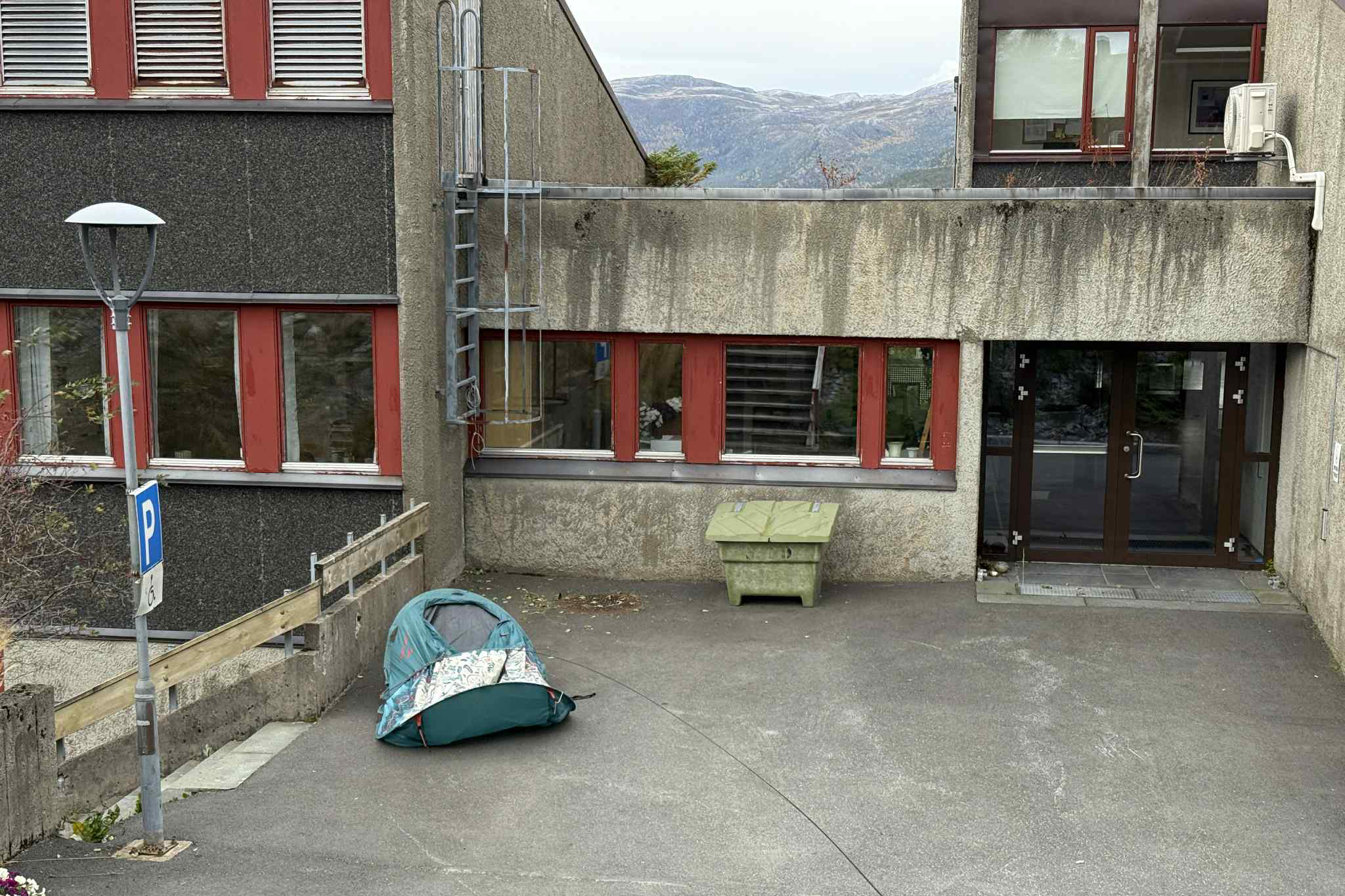 Dette teltet ved Milj&oslash;bygget har nok gjort sin tjeneste... (Foto: Jens Martin Olsen)