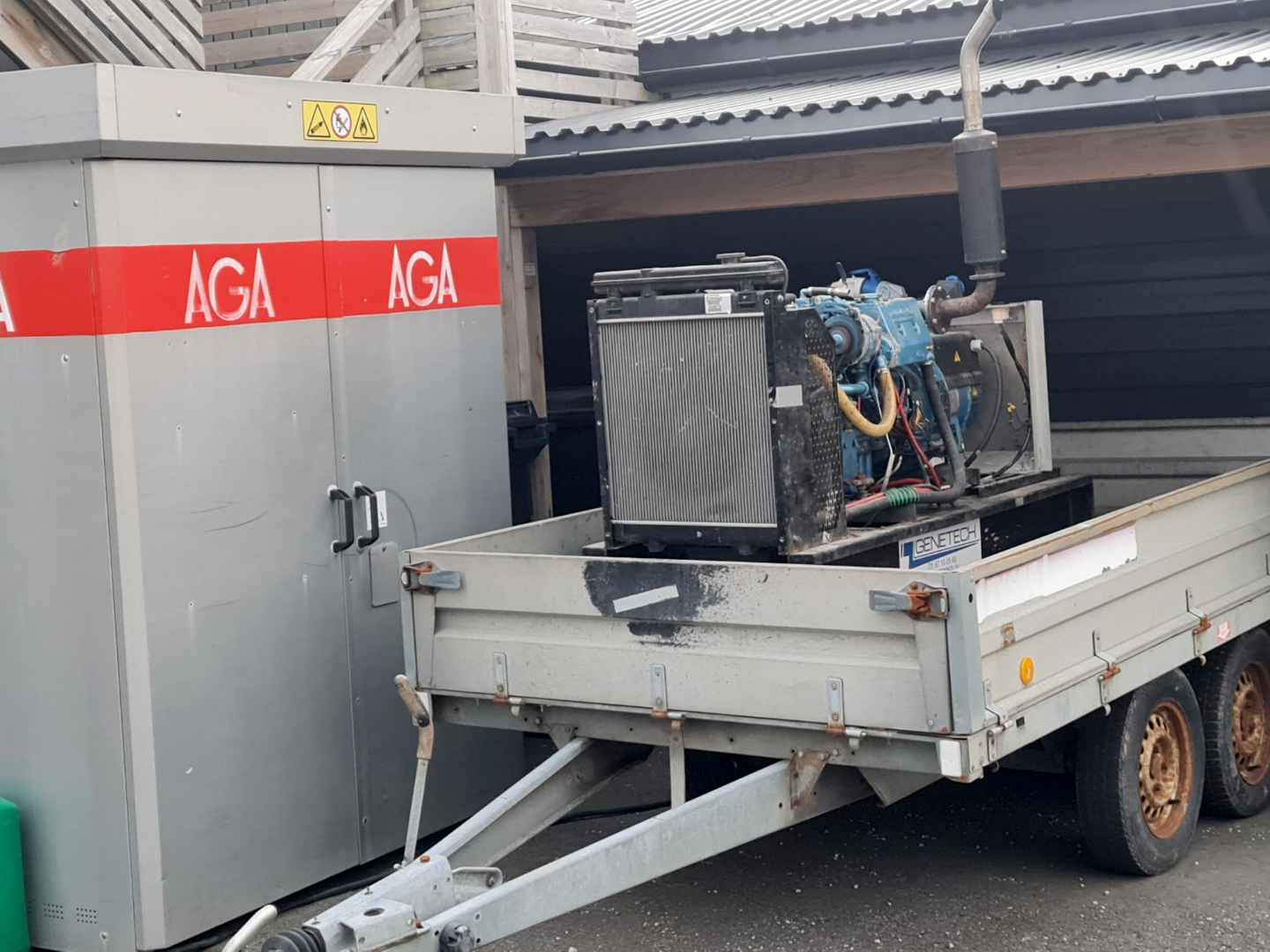 Coop-butikken p&aring; Vik var uten str&oslash;m l&oslash;rdag, men utp&aring; ettermiddagen ble det ordnet med aggregat slik at kj&oslash;le- og frysevarer kan berges. (Foto: Ketil Hanssen)