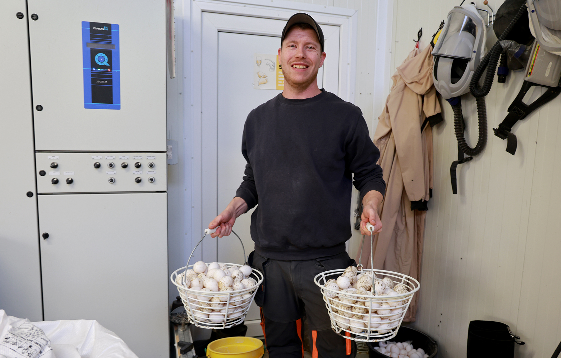 Når det blir mørkt, finner ikke hønene reirene sine og legger egg litt over alt. Det gir mer arbeid og vasking for Tommy Holberg Lindseth, her med egg han har funnet litt her og der i hønsehuset.