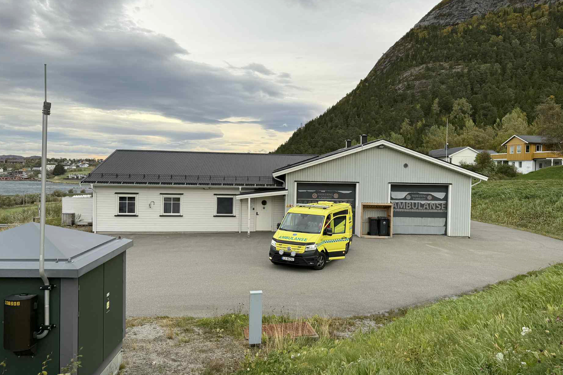 Ambulansestasjonen ble str&oslash;ml&oslash;s, og porten m&aring;tte &aring;pnes manuelt for &aring; f&aring; ut ambulansen.