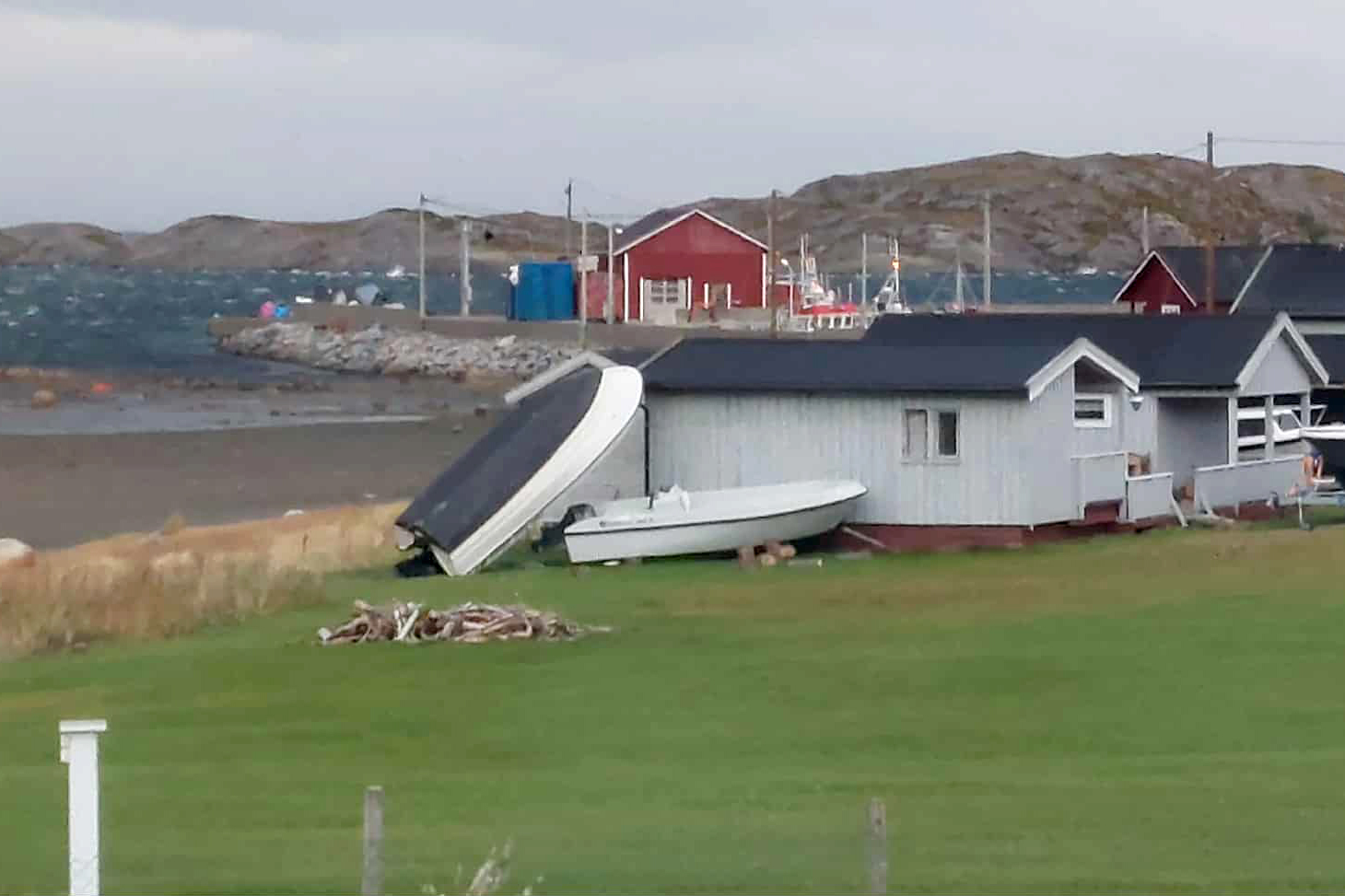 Denne b&aring;ten p&aring; campingen p&aring; Kval&oslash;yseter fikk kjenne vindens krefter. (Foto: Rita J. Kval&oslash;s&aelig;ter)