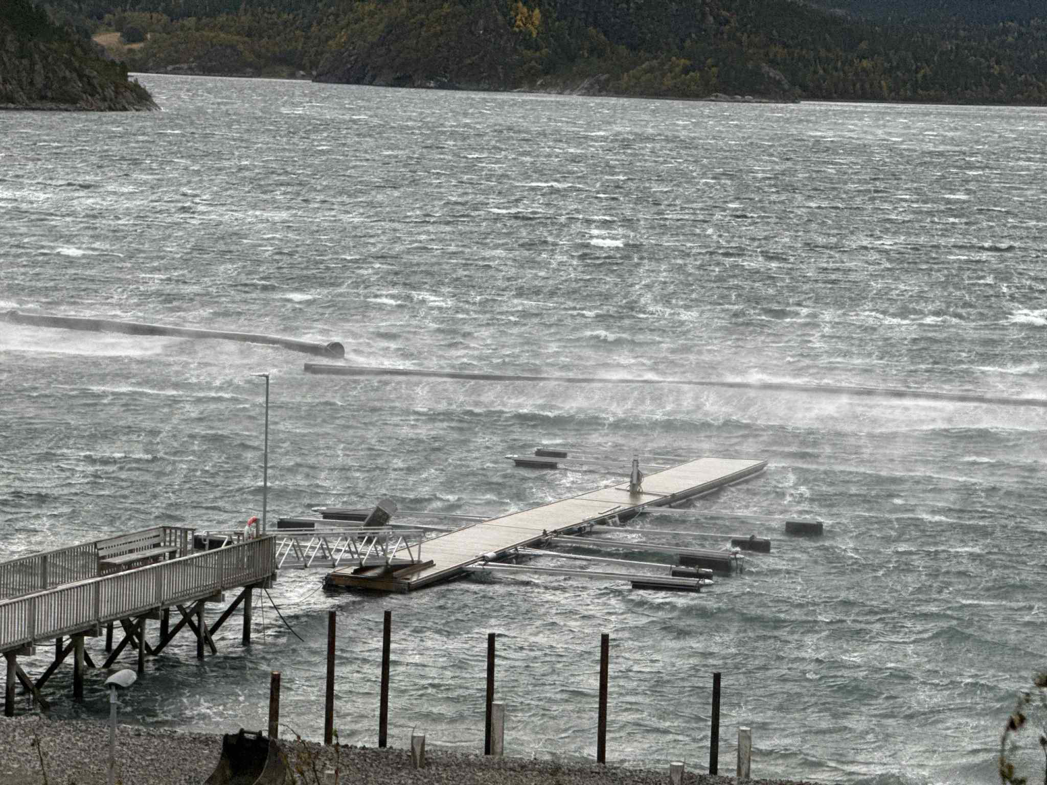Heftig i sm&aring;b&aring;thavna i Kj&aelig;rlighetsstien, der et flyteelement har l&oslash;snet. (Foto: Jens Martin Olsen)