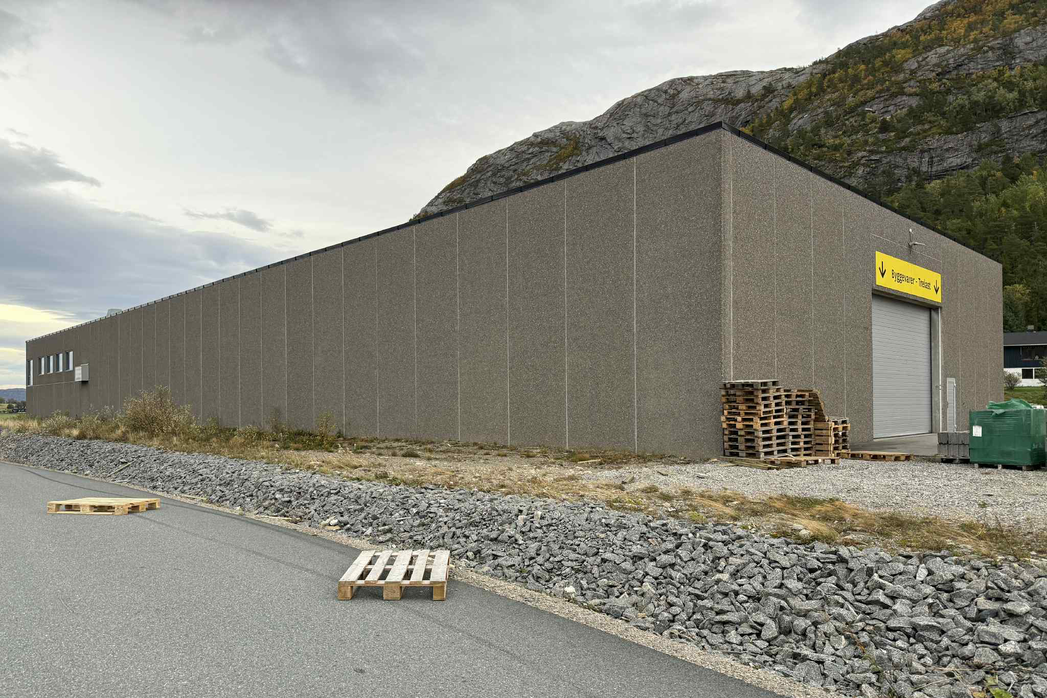 Se opp for gjenstander som kan komme gjennom lufta. Her har noen paller bl&aring;st utover. (Foto: Jens Martin Olsen)