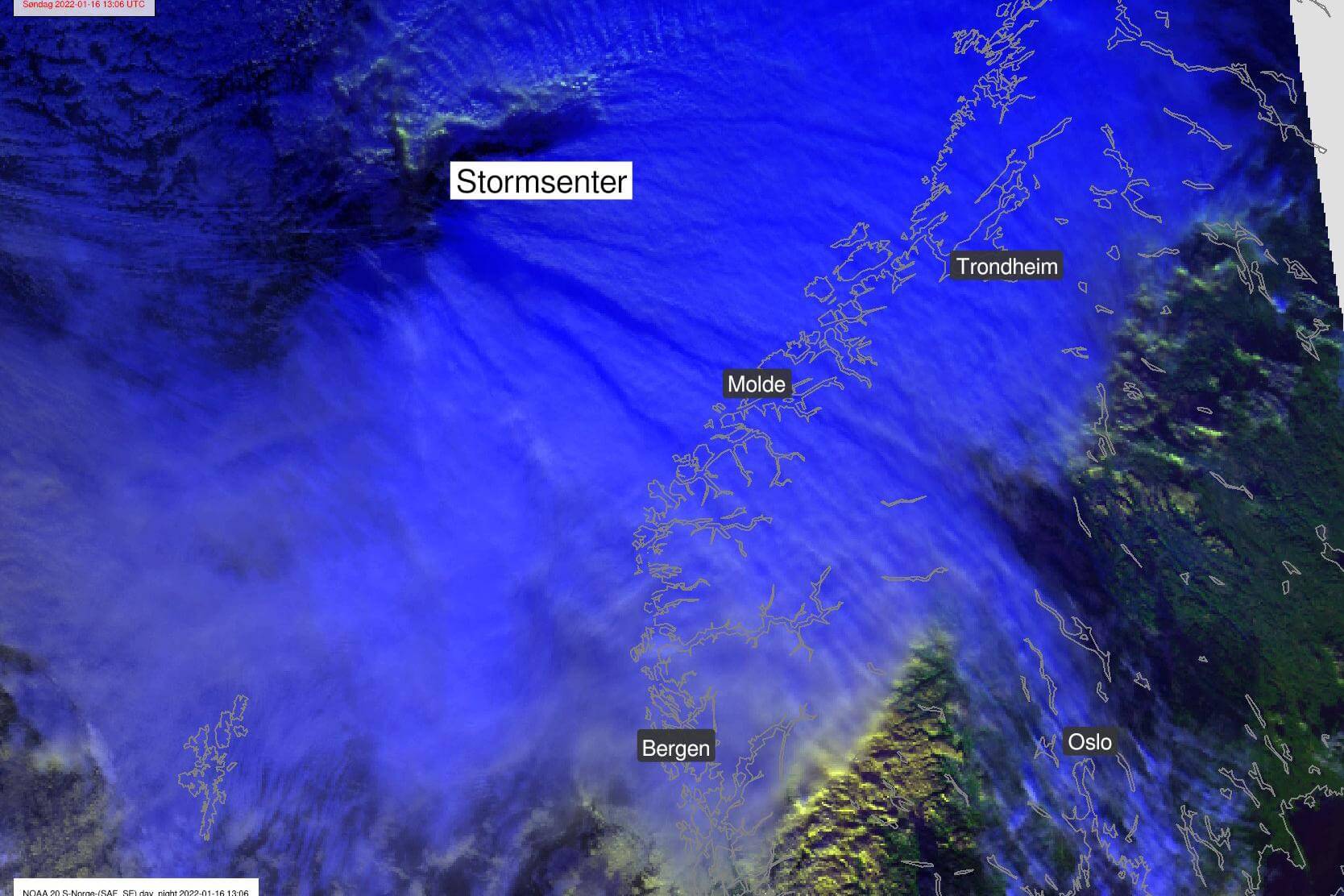 Stormsenteret liger cirka kl. 1630 i havet utenfor Trøndelag, og er på full fart inn. (Foto: Meteorologisk institutt)