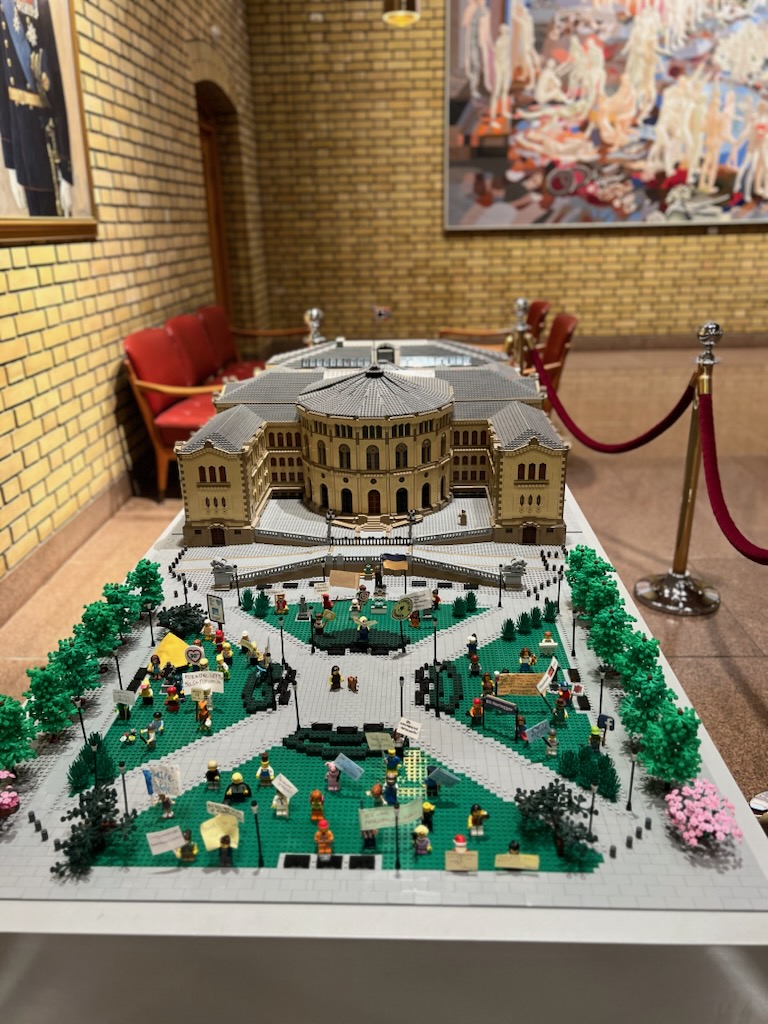 En Lego-versjon av Stortinget er utstilt i vandrehallen.