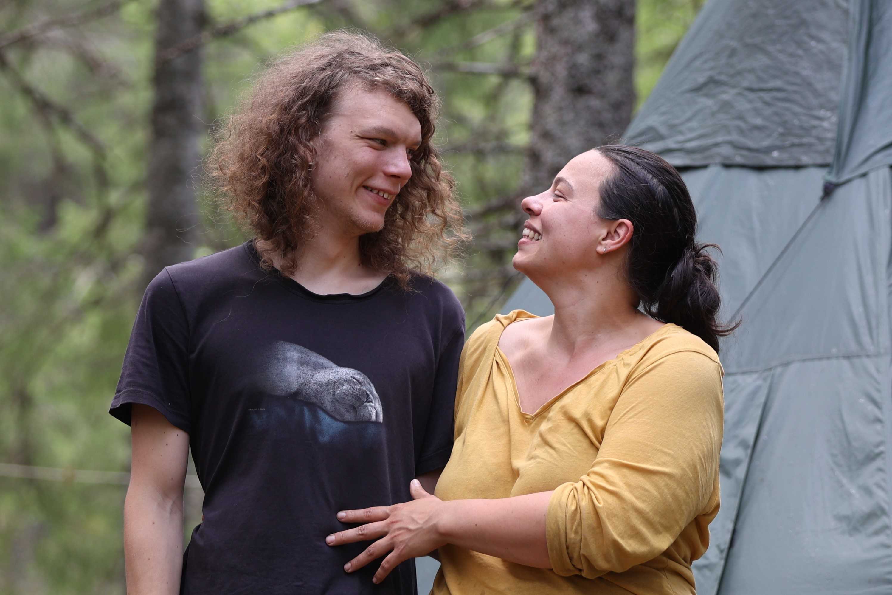 LYKKELIGE: Eino og Melody gleder seg til å komme tilbake til Storvatnet neste sommer - med enda flere prosjekter.