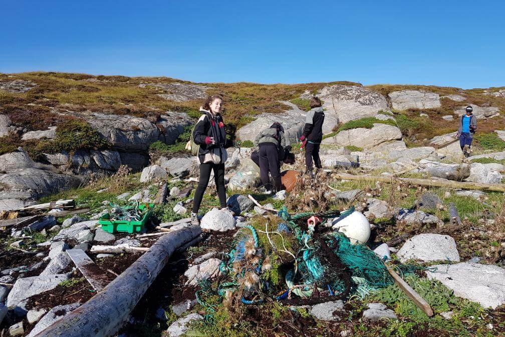 Selv om det er blitt mindre av denne typen avfall, fant elevene en del tau og trålposer på Kvernøya. (Foto: Helge Staven)