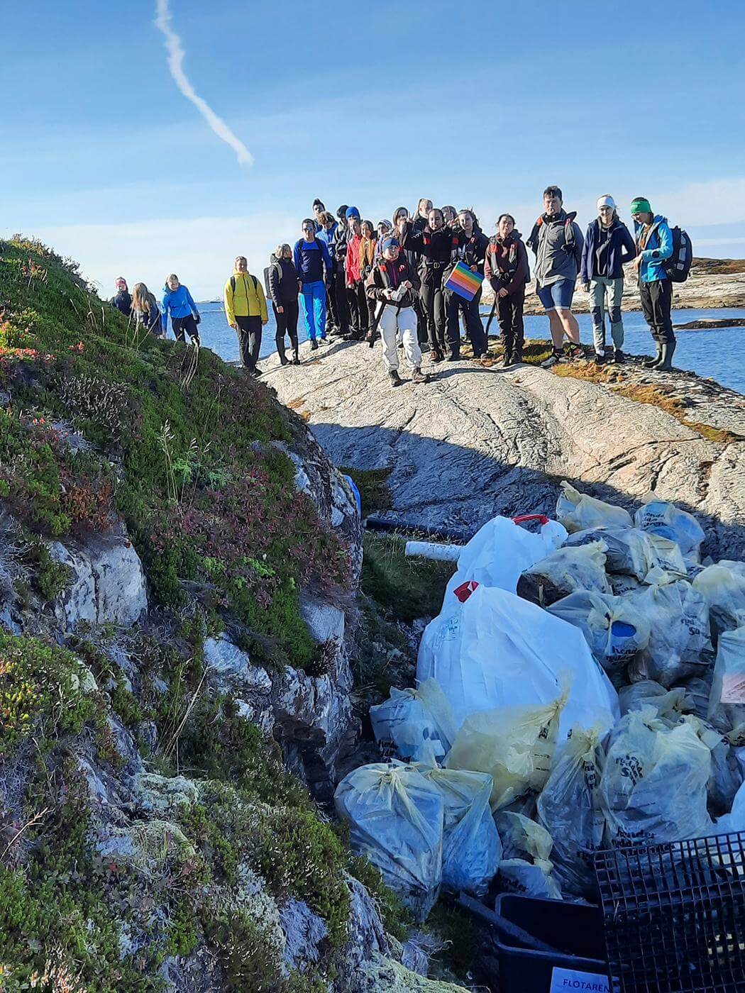 Skoleklassene fra Olav Duun videregående samlet inn mye søppel på vestsida av Kvernøya. (Foto: Olav Jørgen Bjørkås)