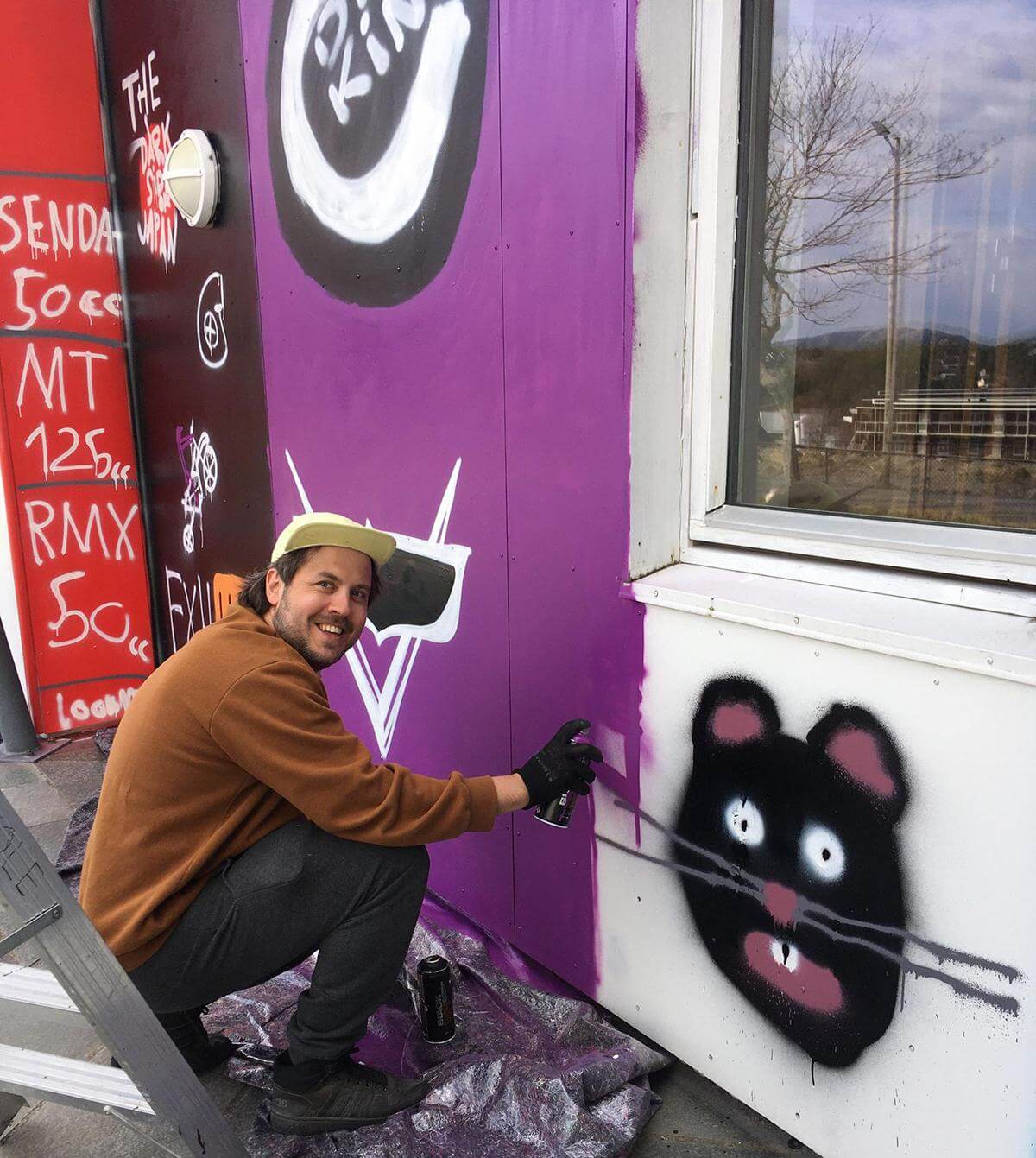 Jørgen Sellevold har i to dager lært ungdommer å lage gatekunst.