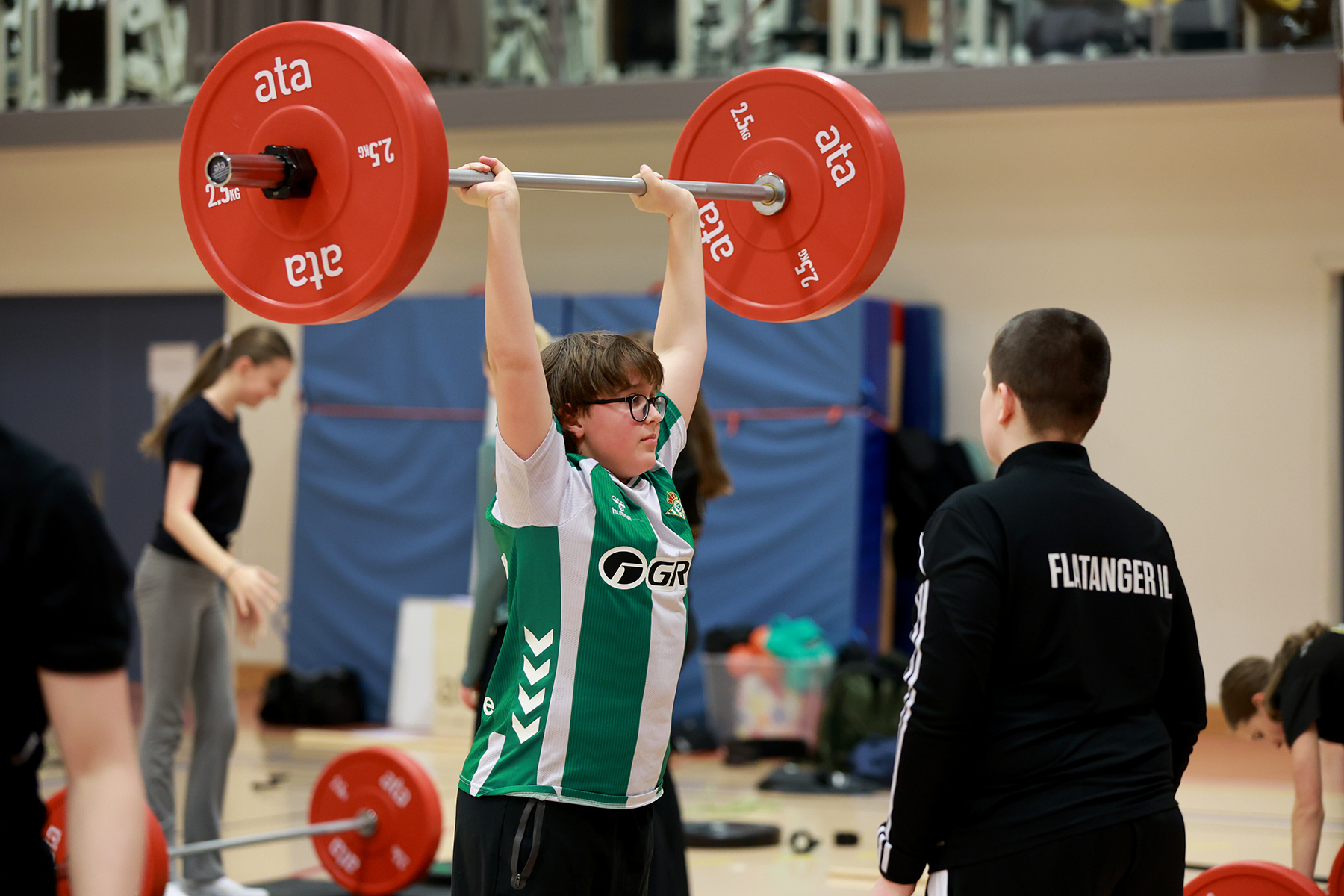 Elias spiller fotball, men tror han vil fortsette med styrketrening i tillegg.