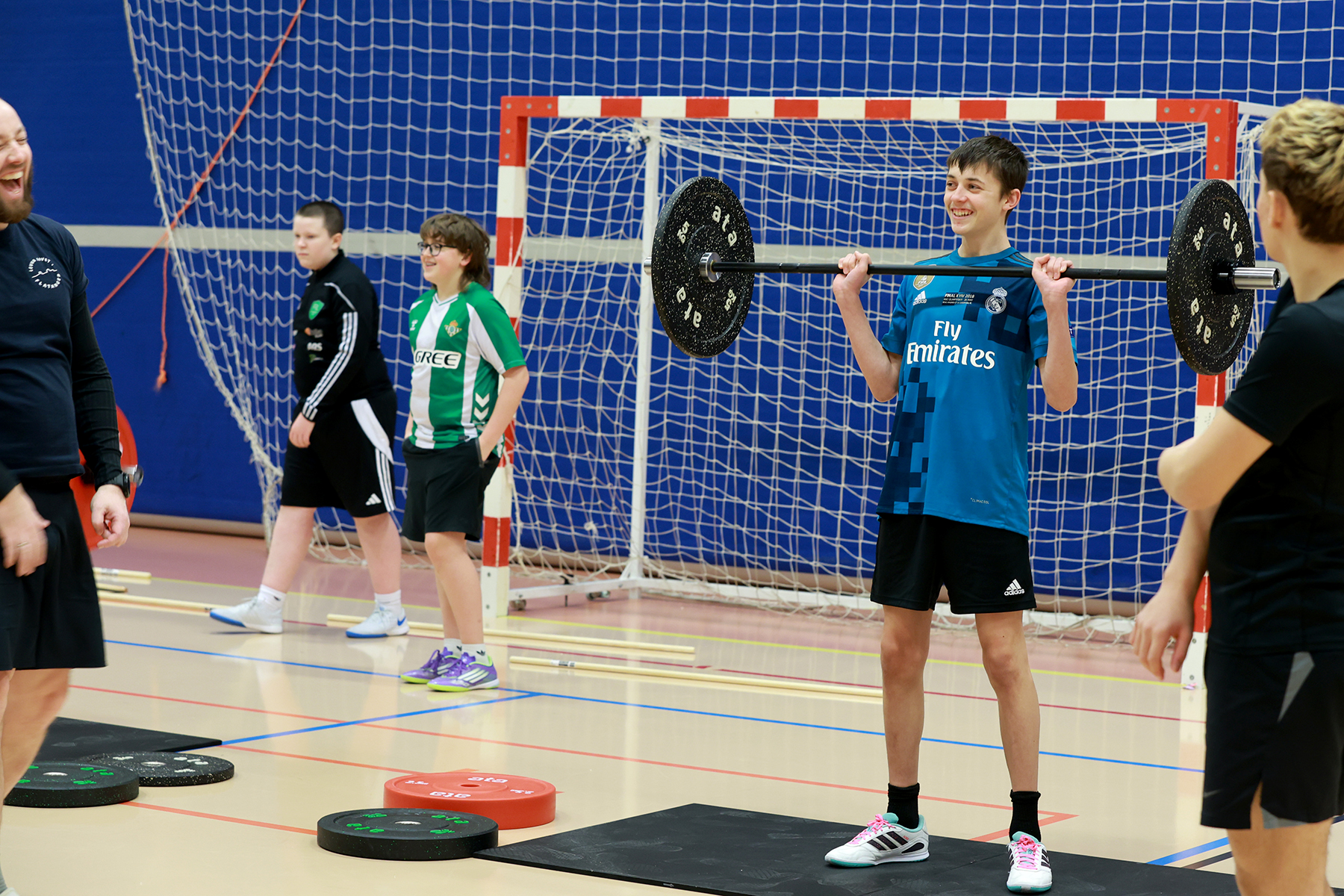 Humøret var på topp under treninga, som her når Kasper er i sving med vektstanga.