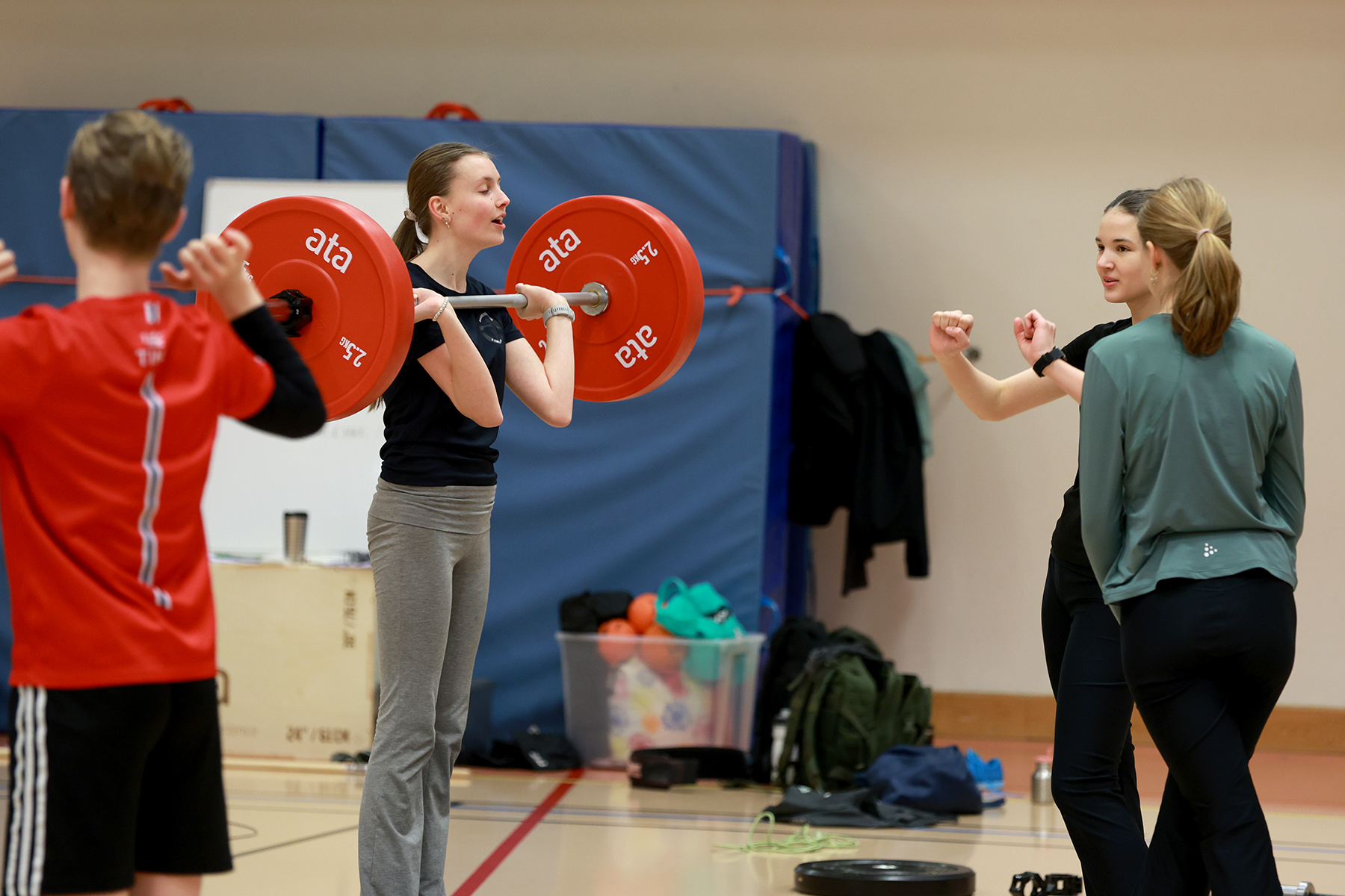 Mia-Kristine løfter, mens Lovise prøver ut hvordan stanga må holdes.
