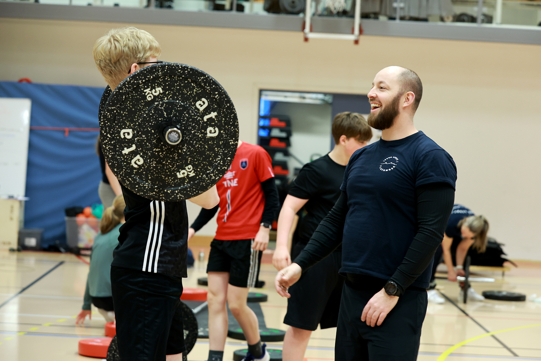 Iver løfter, mens Thomas gir gode råd med på veien.