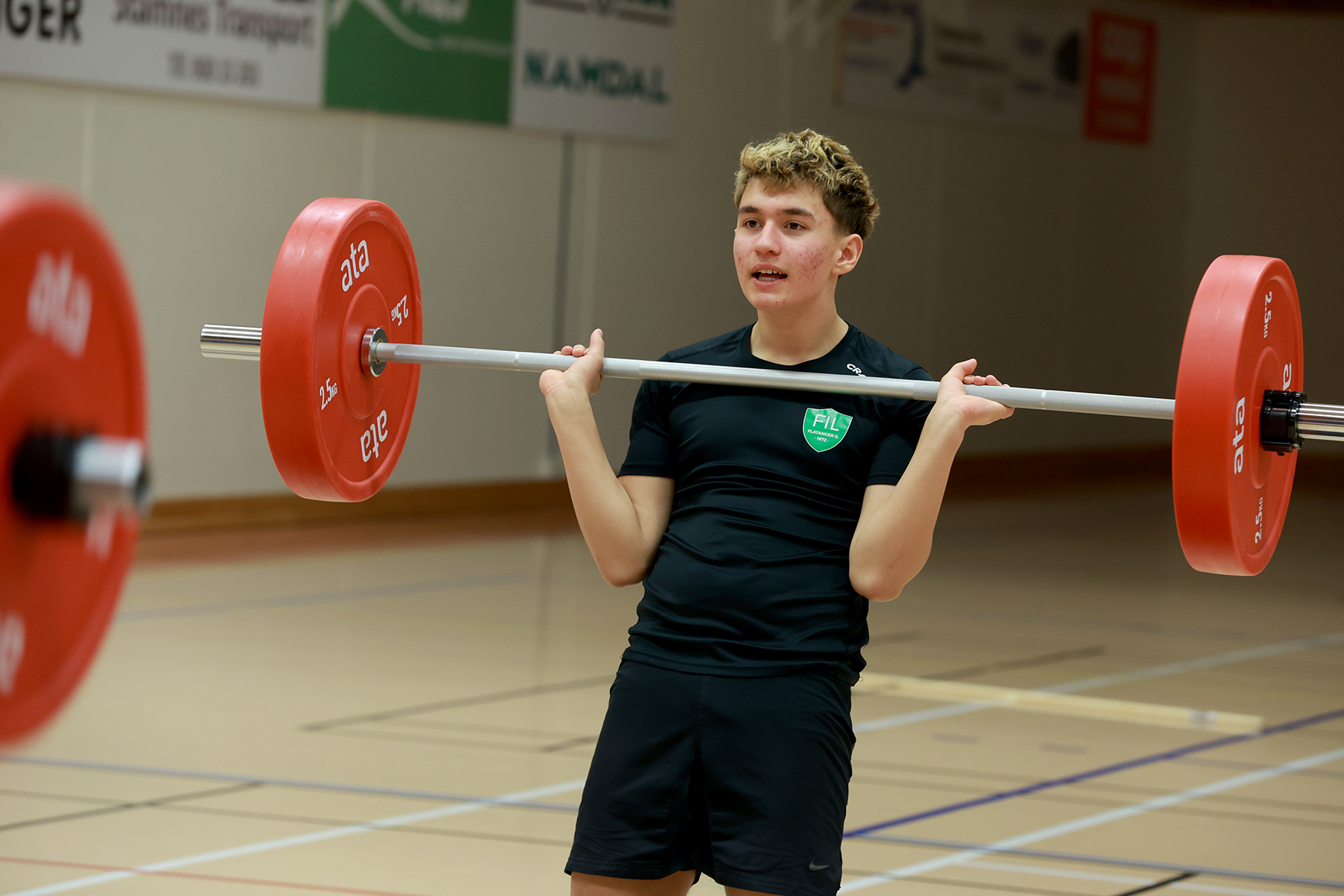 Timas med vektstanga på vei opp.